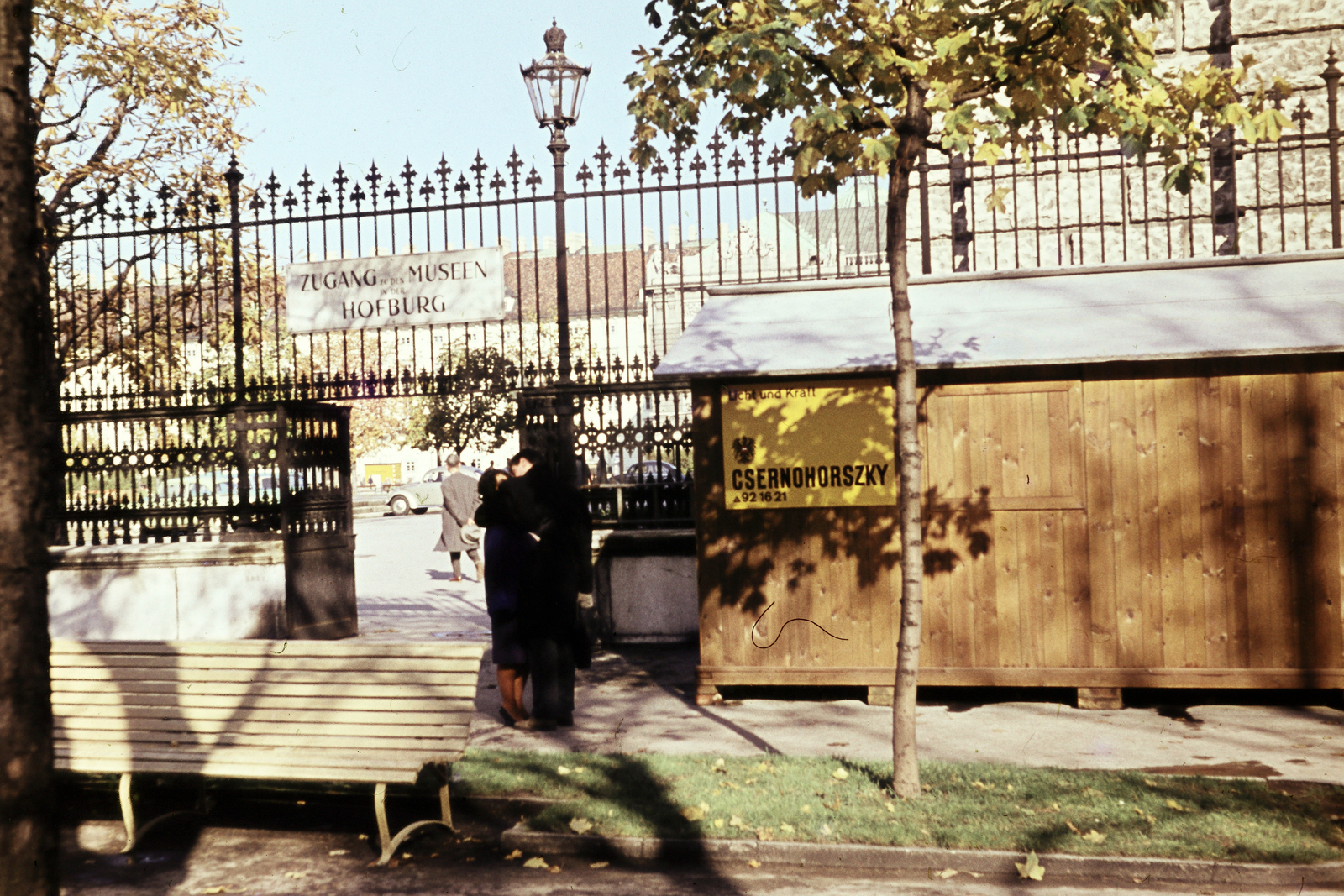 Austria, Vienna, Burgring, bejárat a Hofburg területére a Heldenplatz közelében., 1962, Pozsgay Eszter, Fortepan #250140