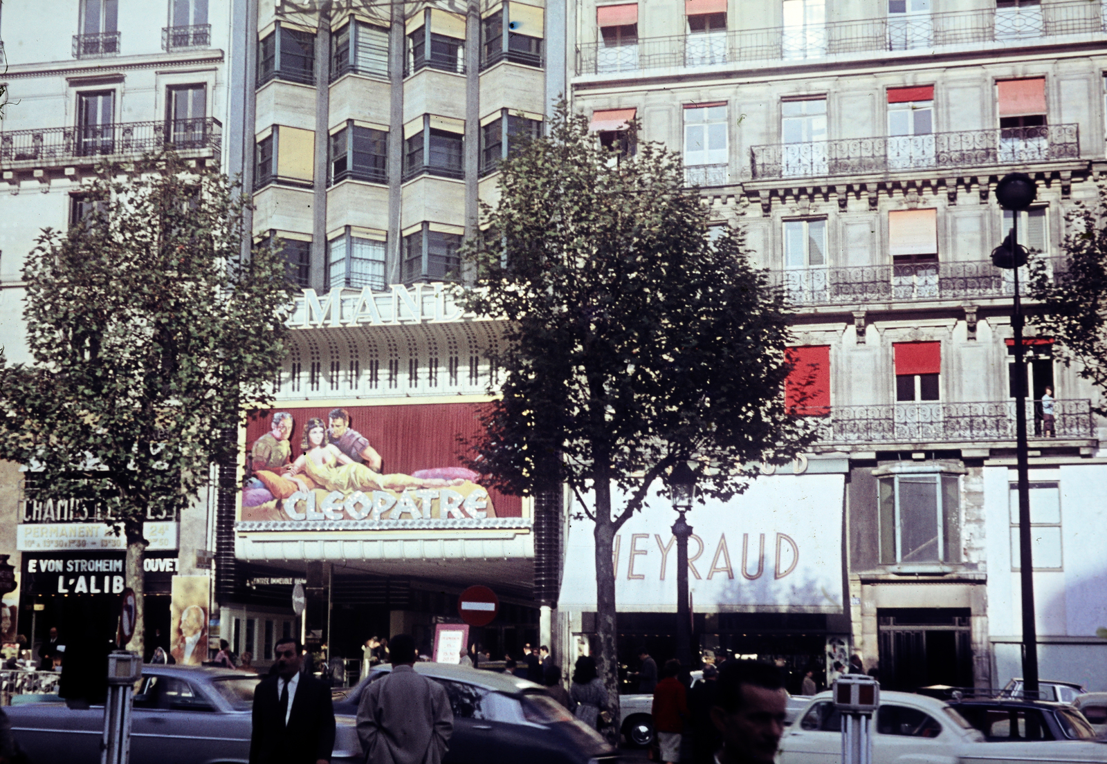 France, Paris, Avenue de Champs Élysées 116, középtől kissé balra a Normandie mozi., 1969, Pozsgay Eszter, Fortepan #250147