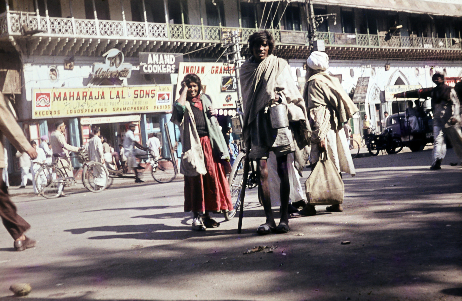 India, Delhi, 1965, Pozsgay Eszter, street view, colorful, rickshaw, record store, beggar, bicycle, Fortepan #250159