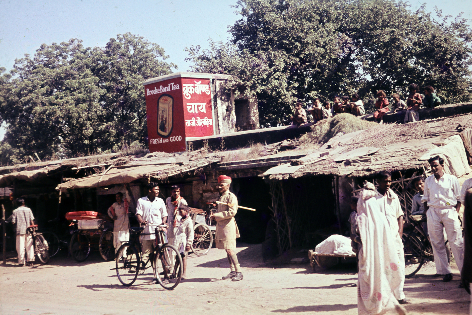 1965, Pozsgay Eszter, colorful, bicycle, bazaar, Indian soldier, Fortepan #250161
