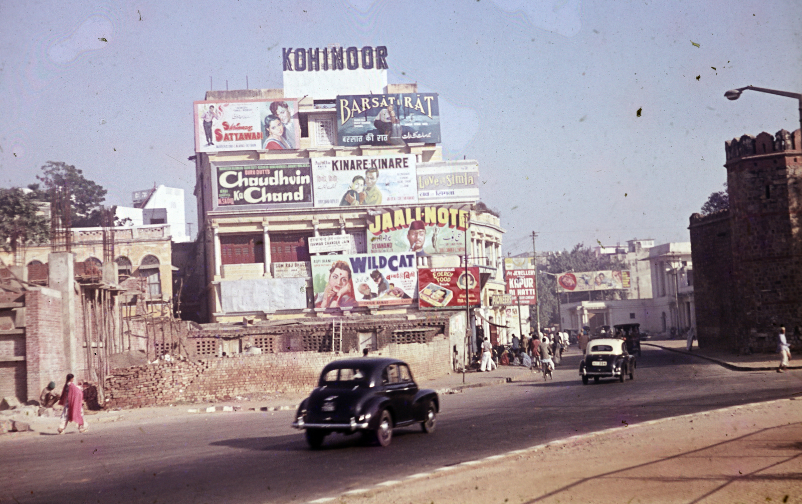 India, Delhi, jobbra Delhi kapuja a Delhi-kapu., 1965, Pozsgay Eszter, utcakép, színes, filmplakát, Fortepan #250163