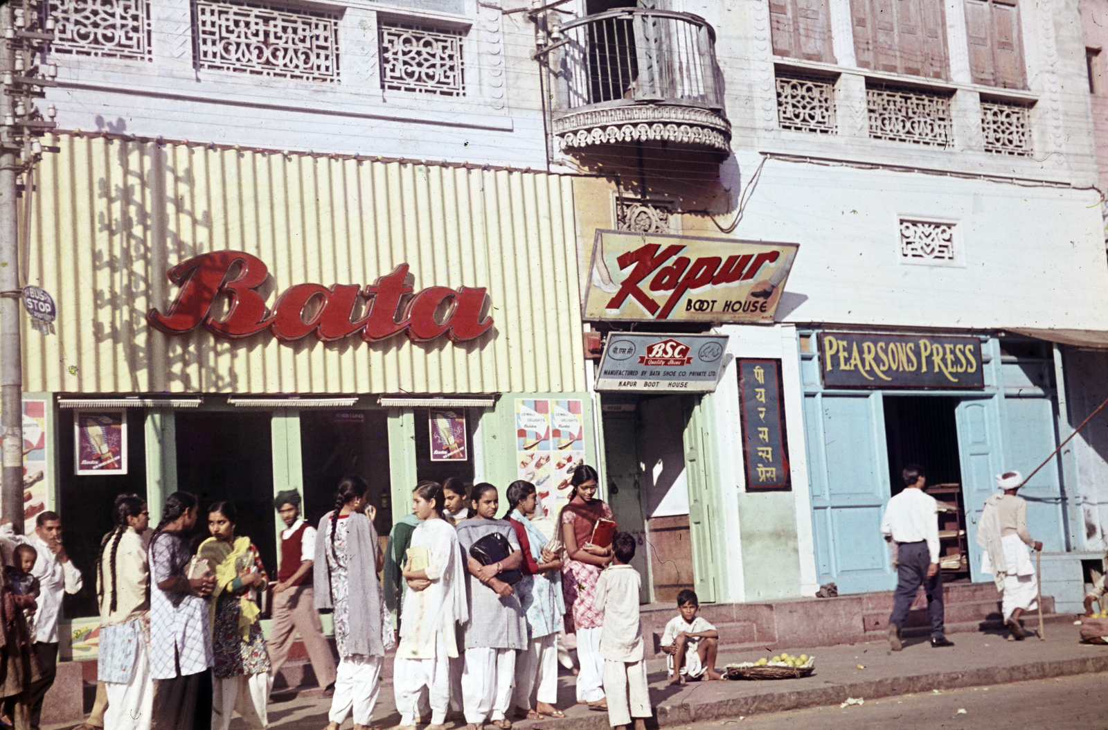 1965, Pozsgay Eszter, street view, colorful, balcony, bus stop, Bata-brand, shoe store, Fortepan #250166