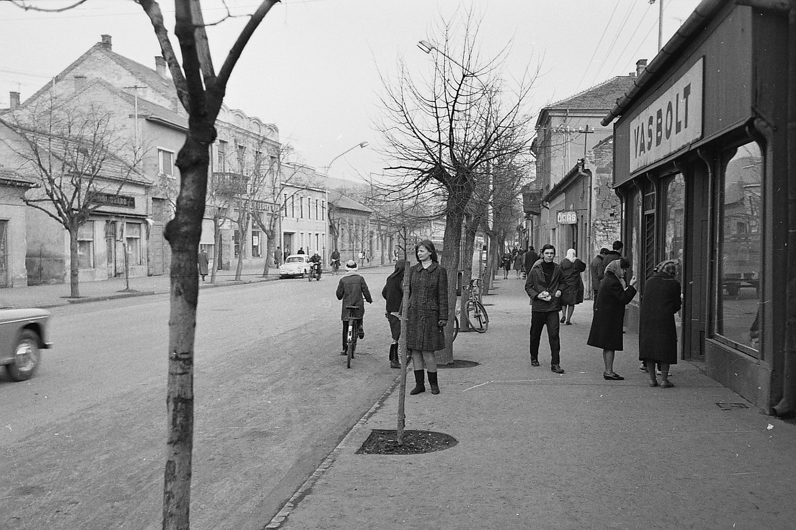 Hungary, Gyöngyös, Kossuth Lajos utca a II. Rákóczi Ferenc utca felől a Mátra Múzeum (Orczy kastély) felé fényképezve., 1970, Tóth Károly dr, bicycle, Fortepan #25019