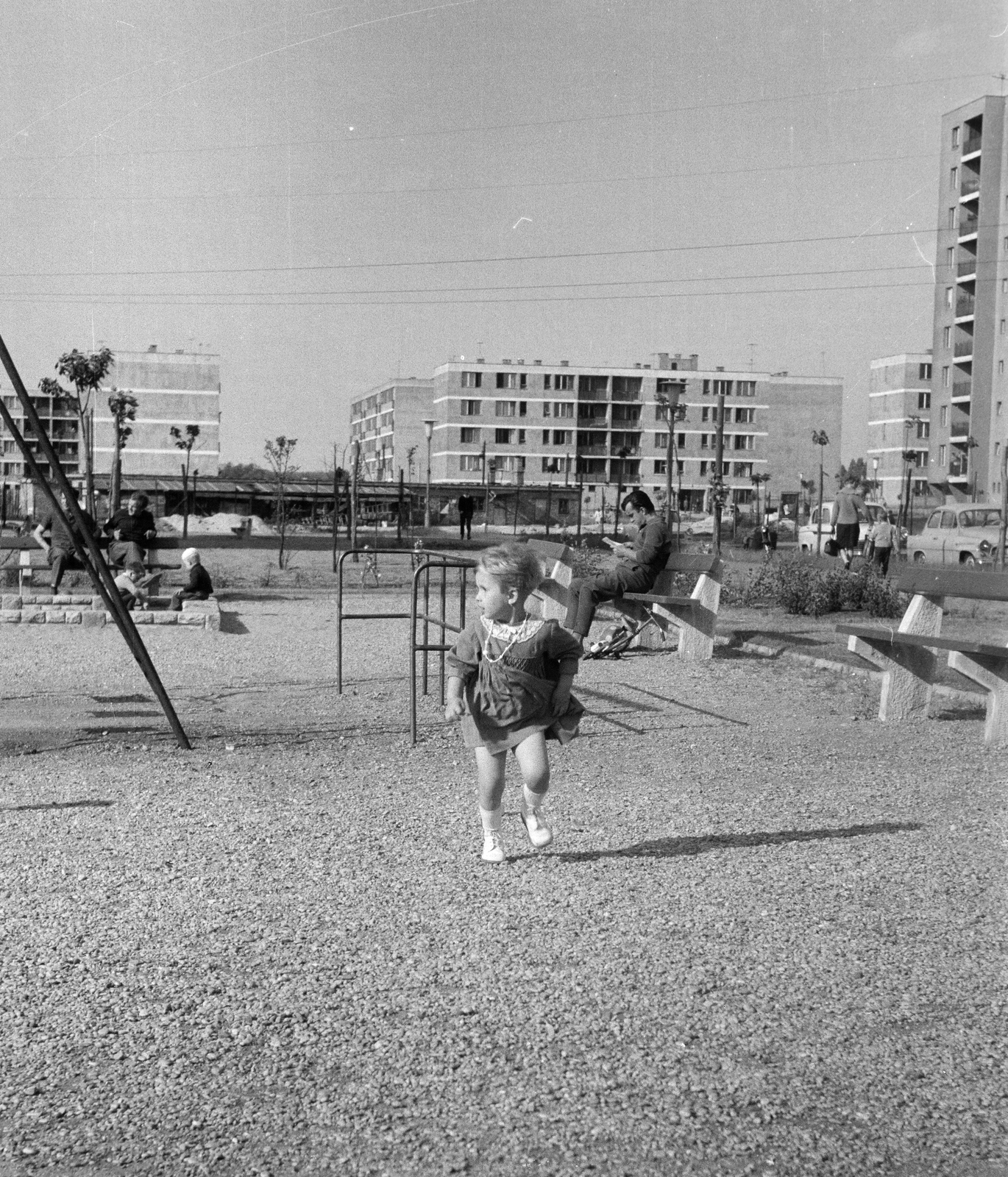 Magyarország, Budapest XVIII., játszótér a Dolgozó út közelében. Balra az Építő utca 26., középen az Építő utca 9/a-9/b, jobb szélen az Építő utca 7-es számű toronyház részlete látható., 1966, Rácz Vekerdi Gyuláné, kislány, Budapest, Fortepan #250191