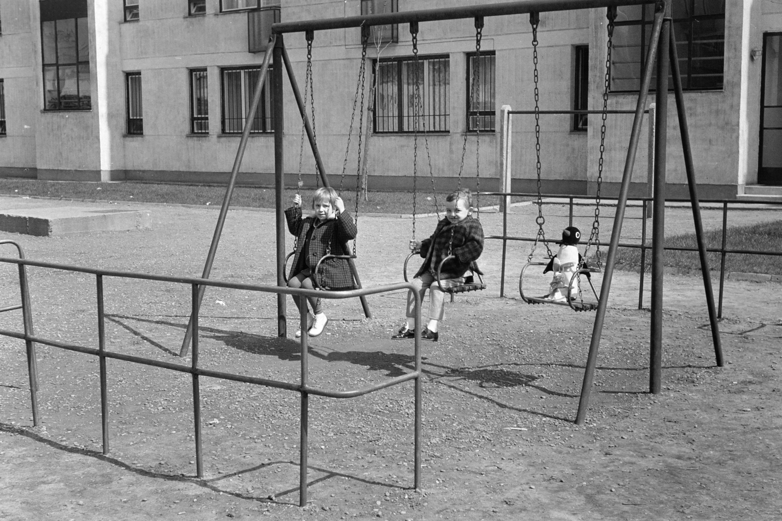 Hungary, Budapest XVIII., Lakatos úti lakótelep, a Dolgozó út 4-es számú ház mögötti játszótér., 1968, Rácz Vekerdi Gyuláné, Budapest, Fortepan #250196