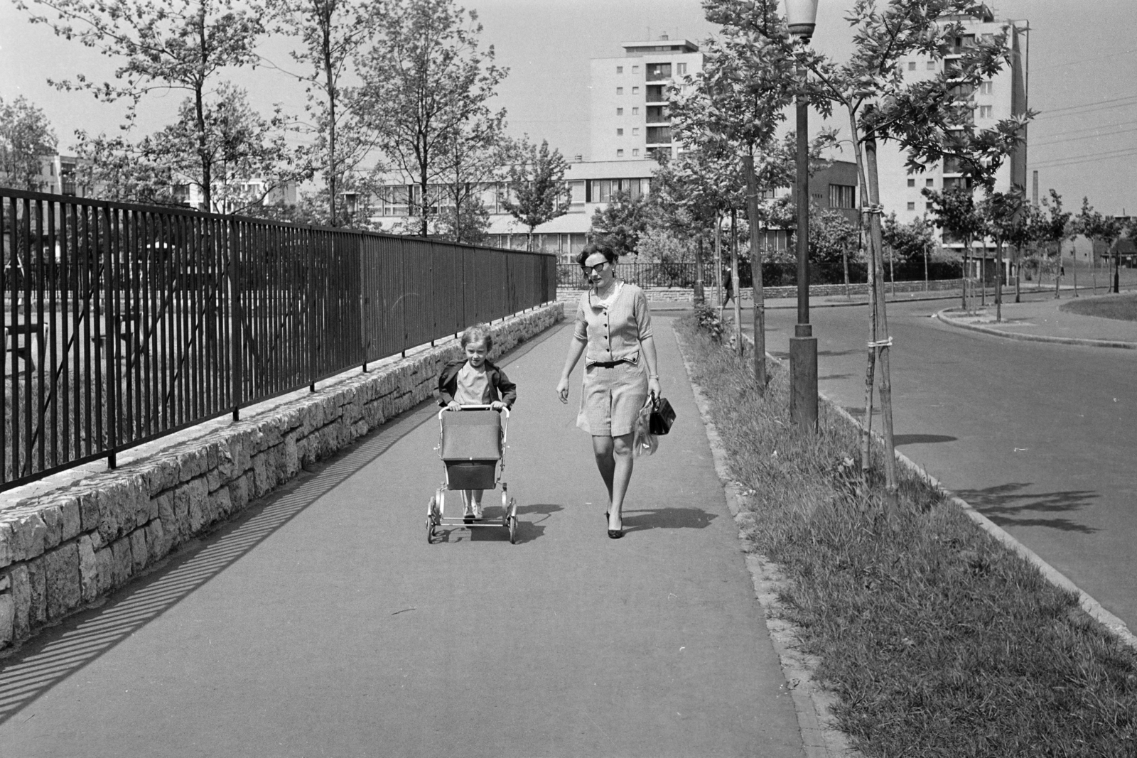 Magyarország, Budapest XVIII., Lakatos úti lakótelep, Dolgozó út, balra a Lakatos úti (később Eötvös Loránd) Általános Iskola, háttérben az óvoda., 1968, Rácz Vekerdi Gyuláné, Budapest, Fortepan #250198