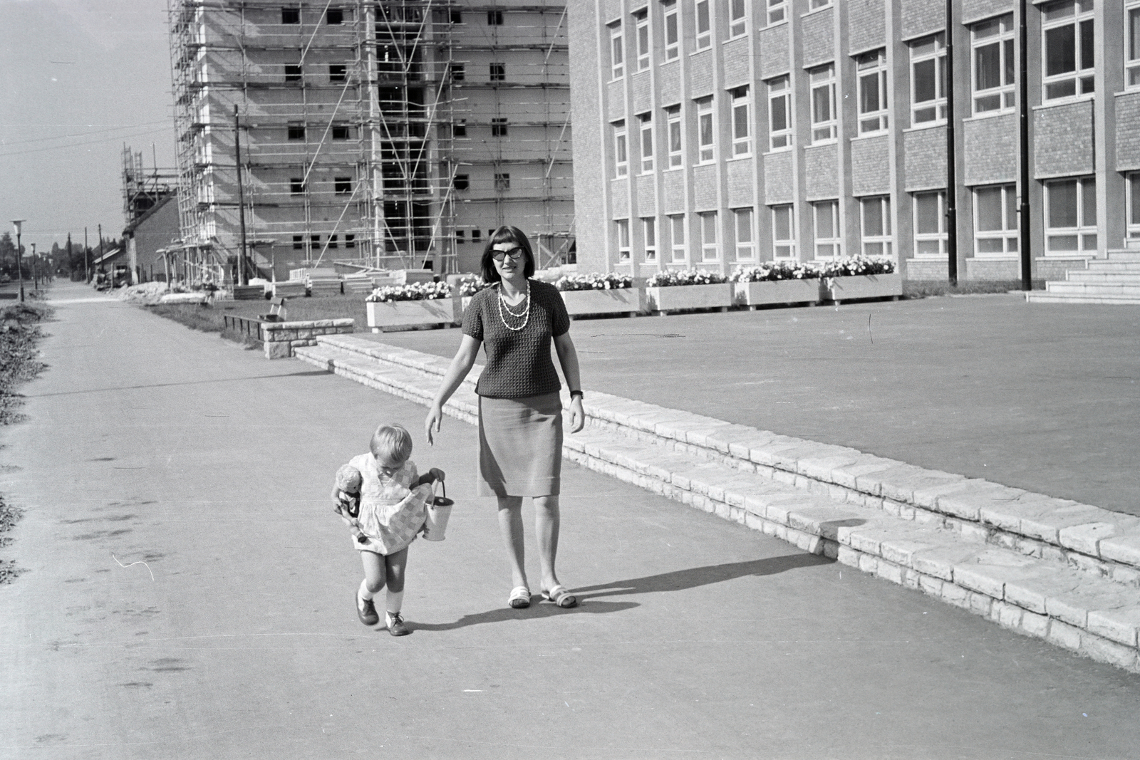 Magyarország, Budapest XVIII., Lakatos úti lakótelep, jobbra a Lakatos úti (később Eötvös Loránd) Általános Iskola., 1963, Rácz Vekerdi Gyuláné, Budapest, séta, Fortepan #250200