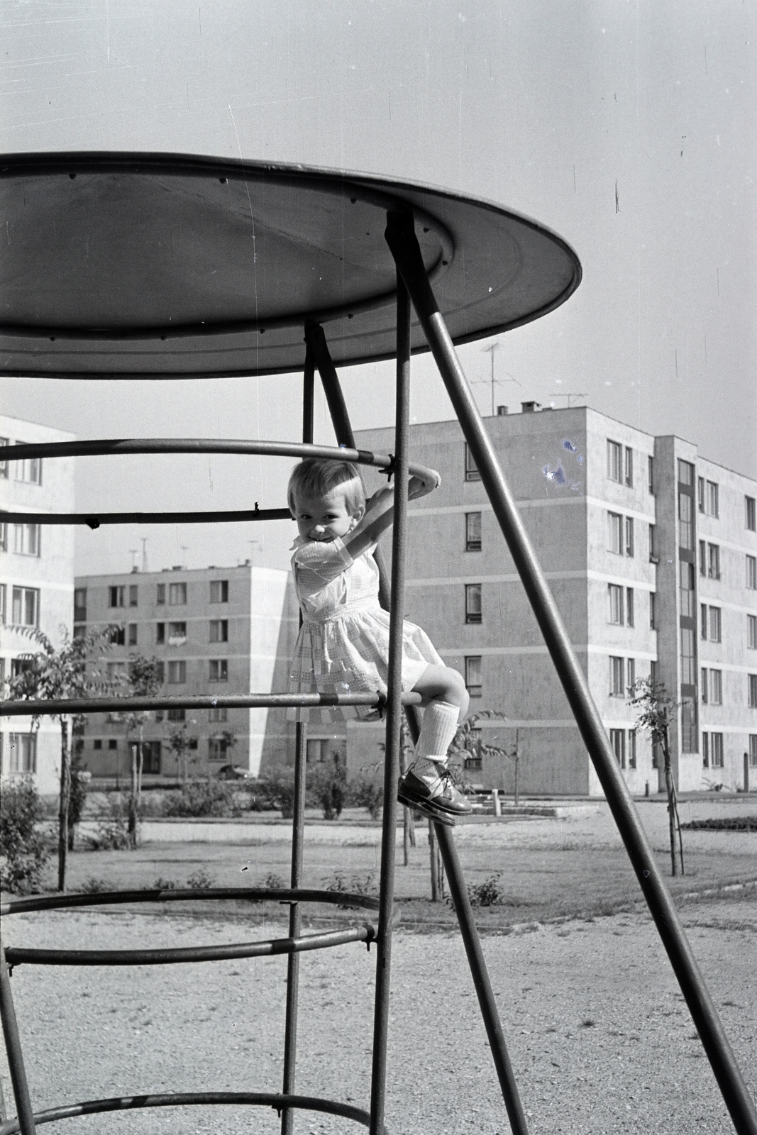 Hungary, Budapest XVIII., Lakatos úti lakótelep. Játszótér, háttérben balra a Dolgozó út 5/b, középen a 9/c, jobbra a 7/b számú ház látható., 1963, Rácz Vekerdi Gyuláné, Budapest, Fortepan #250201