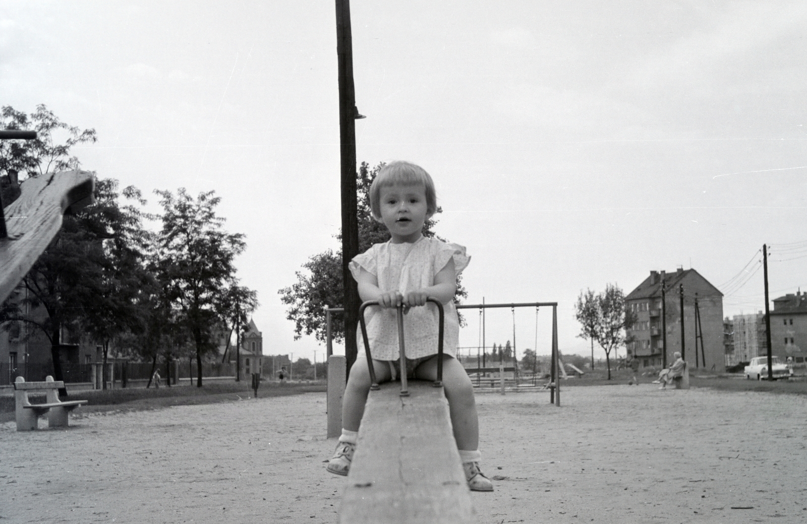 Hungary, Budapest XIV., Róna (Lumumba) utca, játszótér a Lapály utca közelében, háttérben a Kassai téri Szentlélek-templom., 1965, Rácz Vekerdi Gyuláné, Budapest, Fortepan #250202