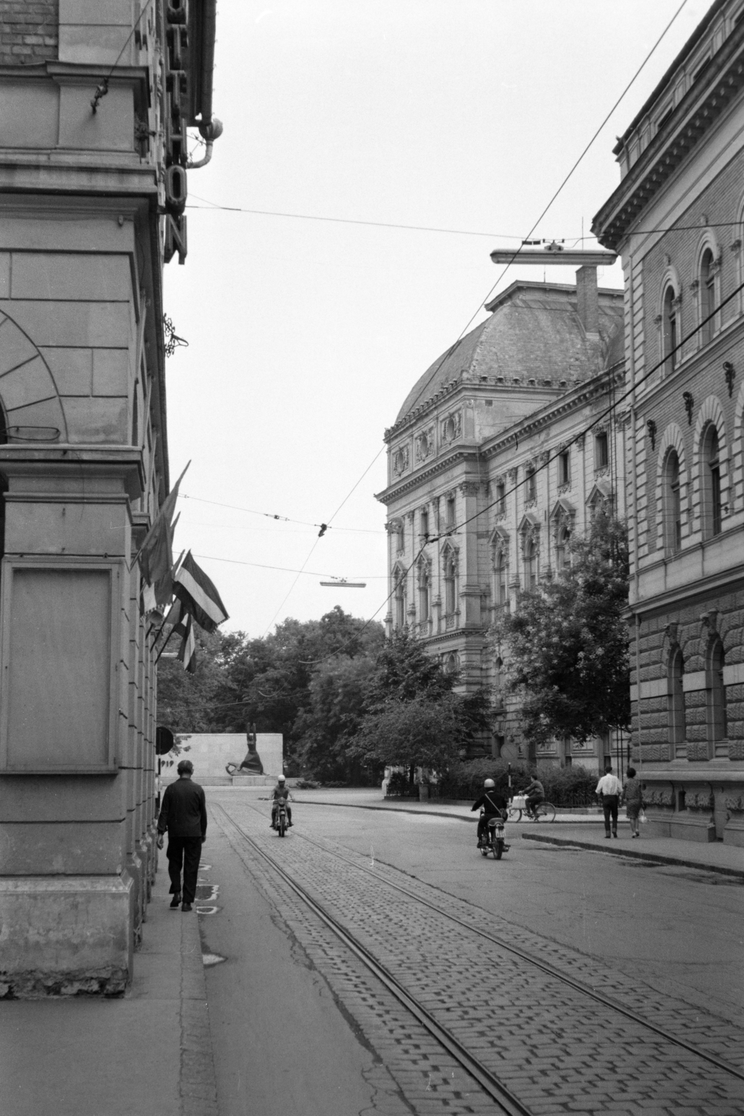 Hungary, Szeged, Vörösmarty utca, szemben a Stefánia (Tanácsköztársaság útja) a Tanácsköztársasági emlékmű és jobbra a Nemzeti Színház épülete., 1963, Rácz Vekerdi Gyuláné, Fortepan #250204