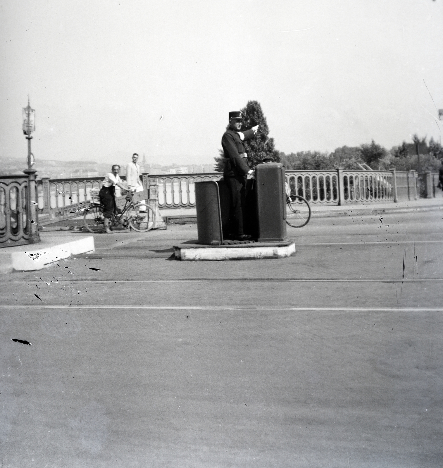 Magyarország, Budapest, Margit híd, jobbra szemben a szigeti lejáró., 1935, Rácz Vekerdi Gyuláné, rendőr, karszalag, kerékpár, Fortepan #250211