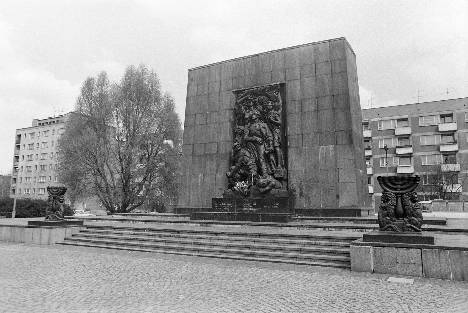 Lengyelország, Varsó, az 1943-as varsói gettófelkelés áldozatainak emlékműve az aleja Sendlerowej felől nézve., 1978, Sóti Ákos, Fortepan #250215