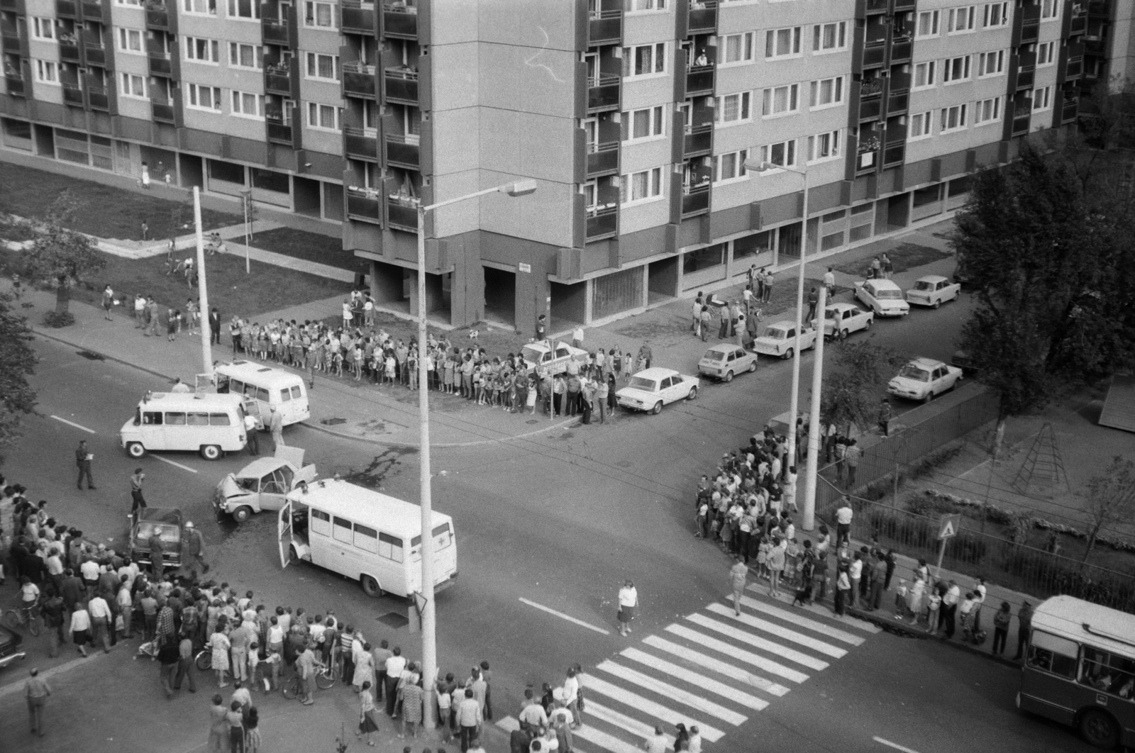 Hungary, Budapest XIII., előtérben a Kárpát utca, szemben a Vág utca torkolata., 1981, Sóti Ákos, Budapest, accident, ambulance, gaping, Fortepan #250223