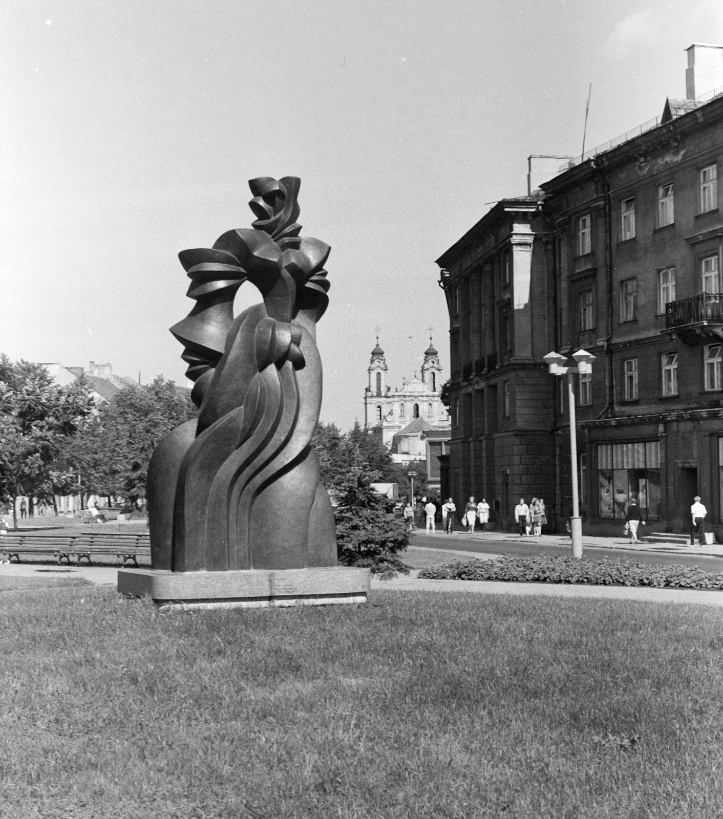 Litvánia, Vilnius, Vokiečių gatvė a Szent Katalin-templom felé nézve. Előtérben Barbora Radvilaitė emlékműve (Vladas Vildžiūnas, 1982.)., 1985, Sóti Ákos, szobor, Vladas Vildžiūnas-alkotás, Fortepan #250228