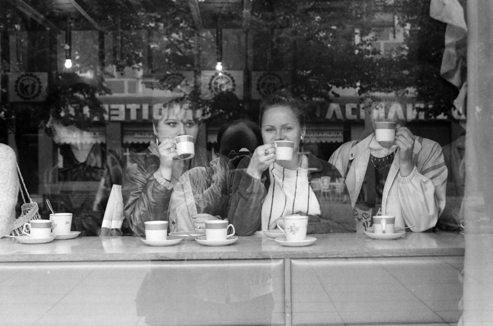 Lithuania;Lietuva, Vilnius, 1985, Sóti Ákos, reflection, photography, window, Fortepan #250229