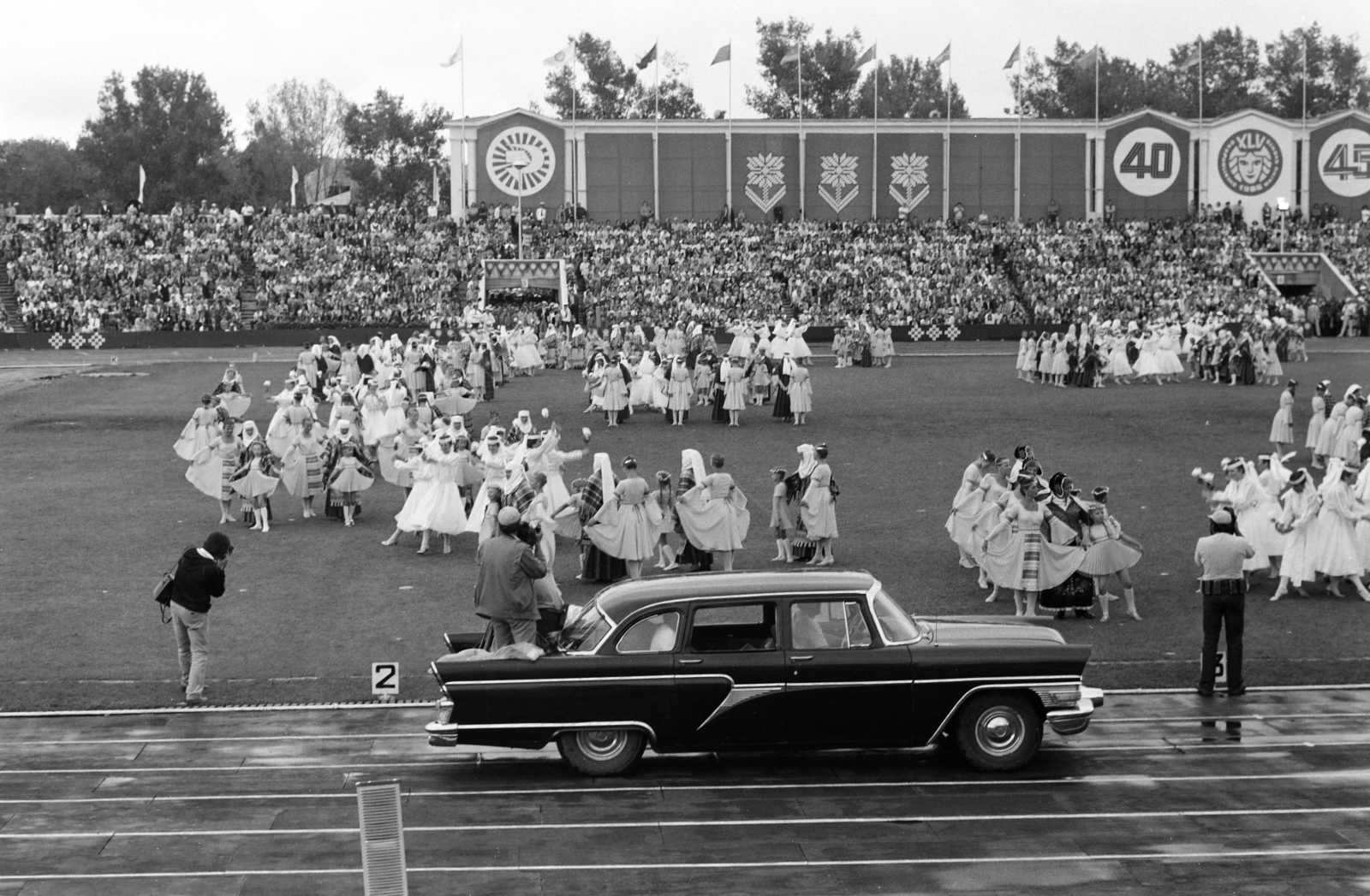 Litvánia, Vilnius, Žalgiris Stadion, Köztársasági dalünnep, táncbemutató., 1985, Sóti Ákos, GAZ-márka, GAZ 13 Csajka, Fortepan #250238