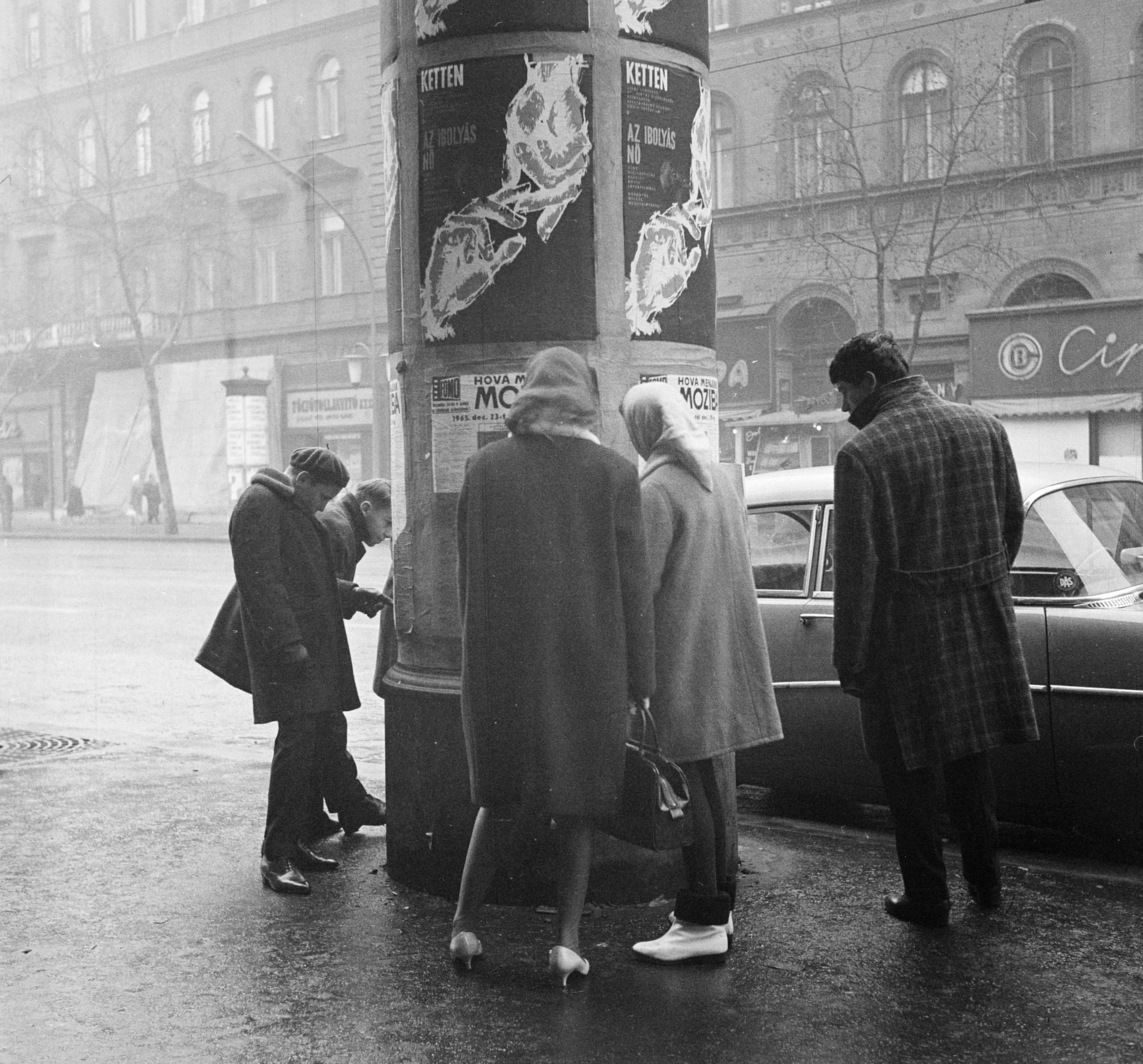 Hungary, Budapest VI., Teréz (Lenin) körút, a háttérben a 27. (81.) és a 25. (79.) számú ház., 1965, Vimola Károly, ad pillar, Budapest, Fortepan #250245