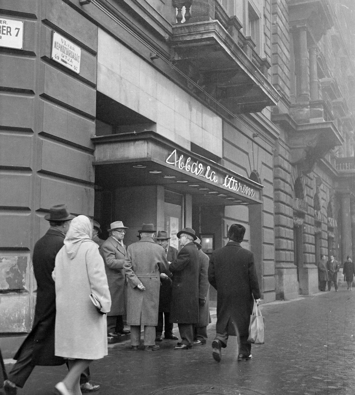 Hungary, Budapest VI., Oktogon (November 7. tér) - Andrássy út (Népköztársaság útja) sarok, a felvétel az Abbázia étteremnél készült., 1965, Vimola Károly, restaurant, Budapest, Fortepan #250246