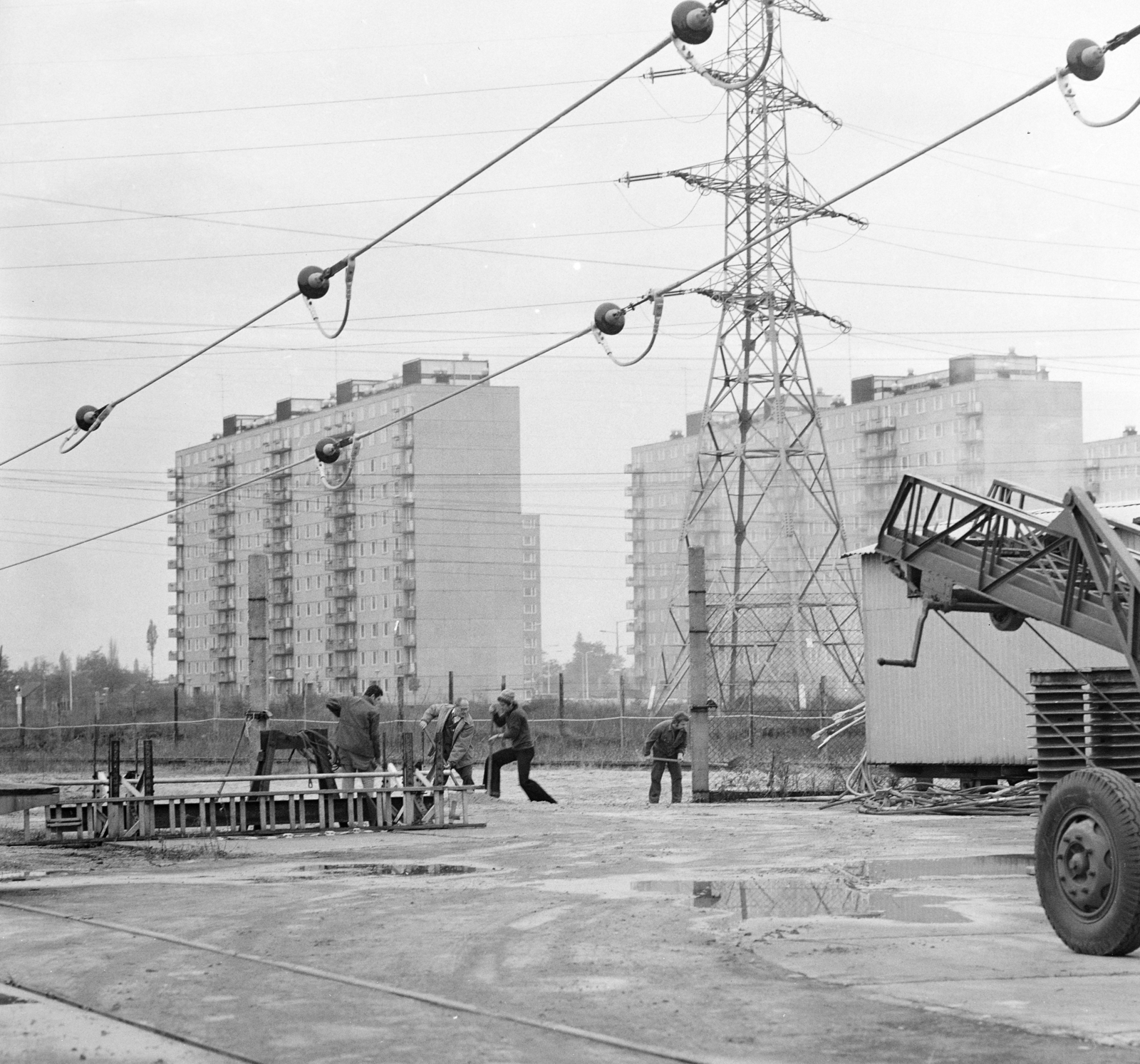 Hungary, Újpalota, Budapest XV., a Villamosenergiaipari Kutató Intézet (VEIKI) telephelye, háttérben a Neptun utca melletti panelházak., 1977, Vimola Károly, untitled, concrete block of flats, power line, Budapest, Fortepan #250266
