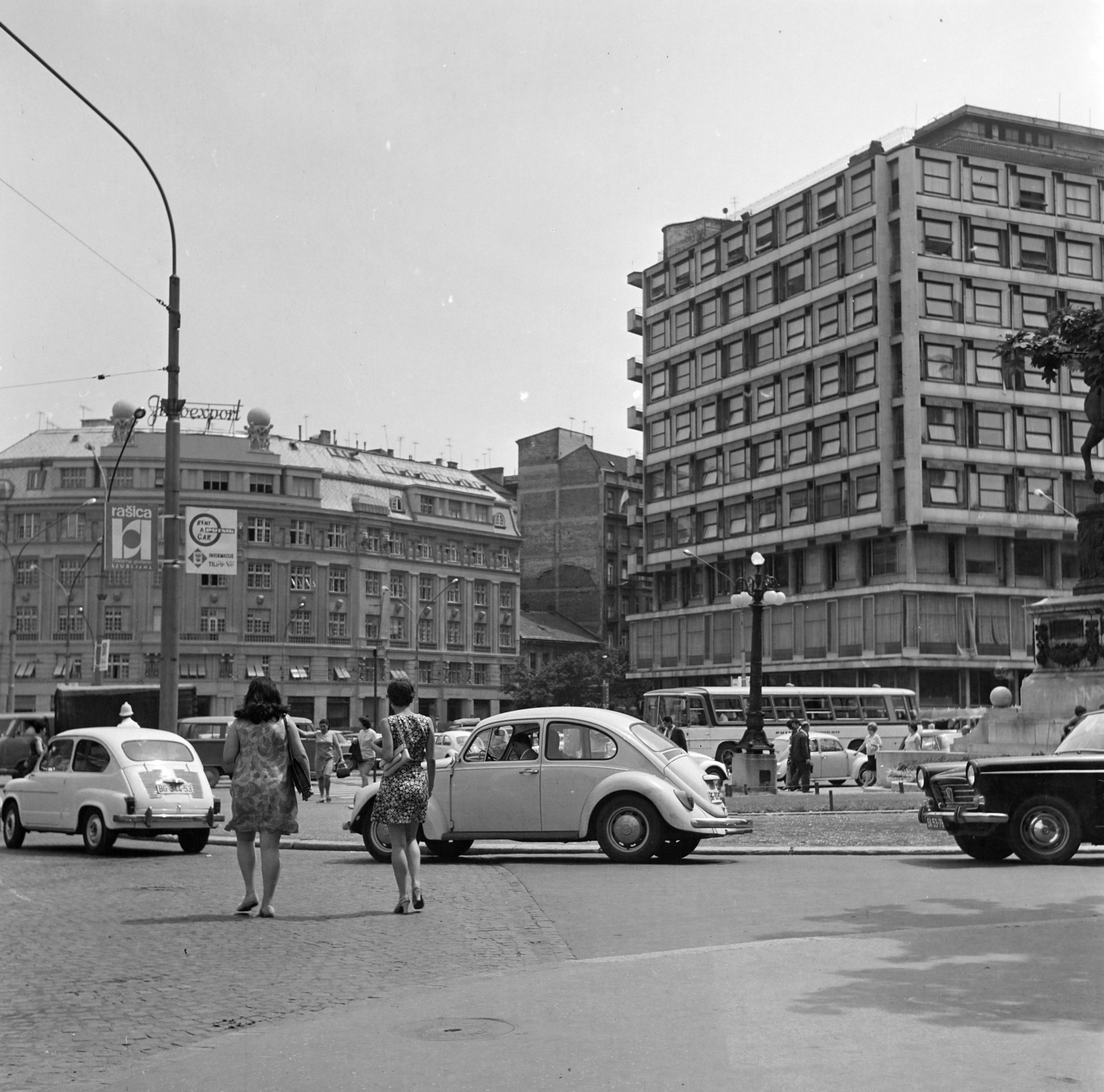 Serbia, Belgrade, Köztársaság tér (Trg republike), jobbra a Knez Mihailova ulica 5. szám alatti Belgrádi Kulturális Központ., 1973, Vimola Károly, Fortepan #250306