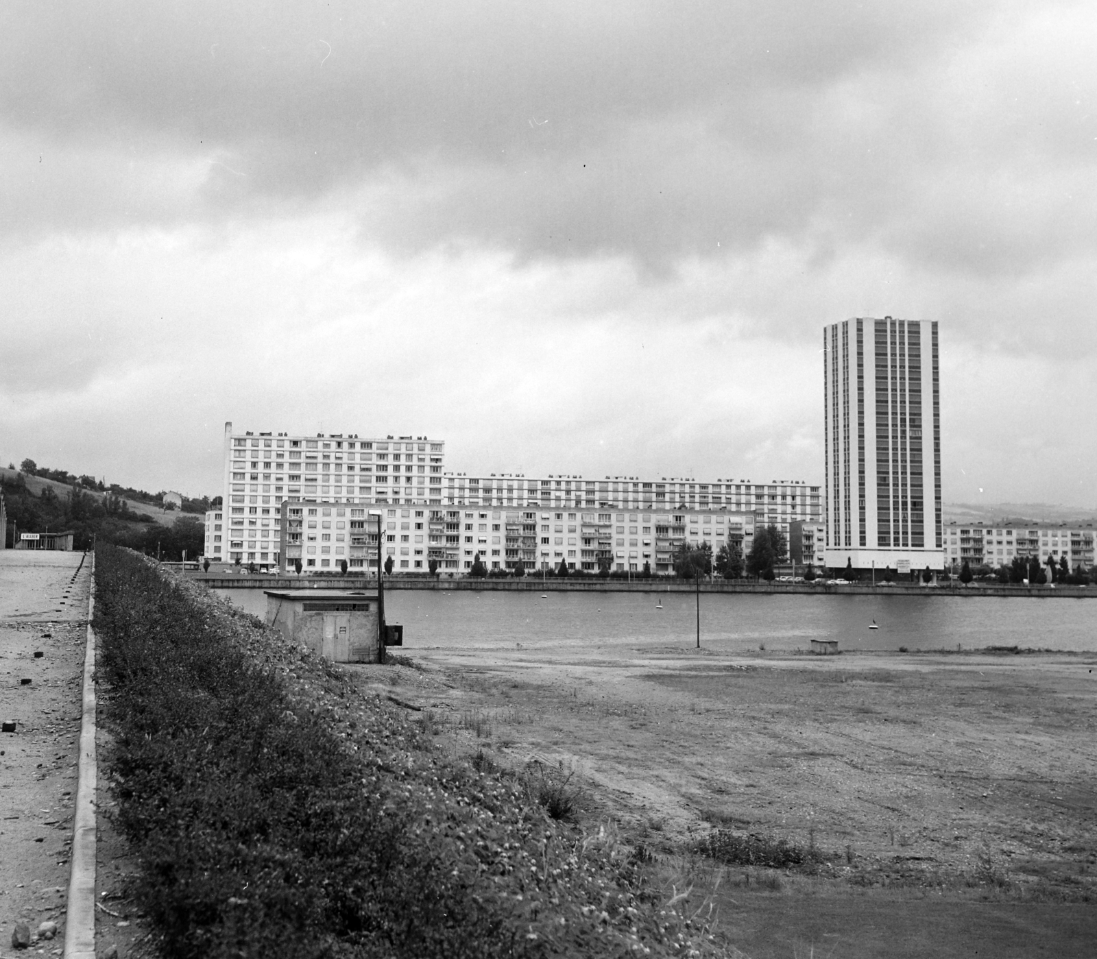 Franciaország, Vichy, Pont de l'Europe, a kép nagy részén a Boulevard Maréchal Franchet d'Esperay házai láthatóak., 1973, Vimola Károly, Fortepan #250314