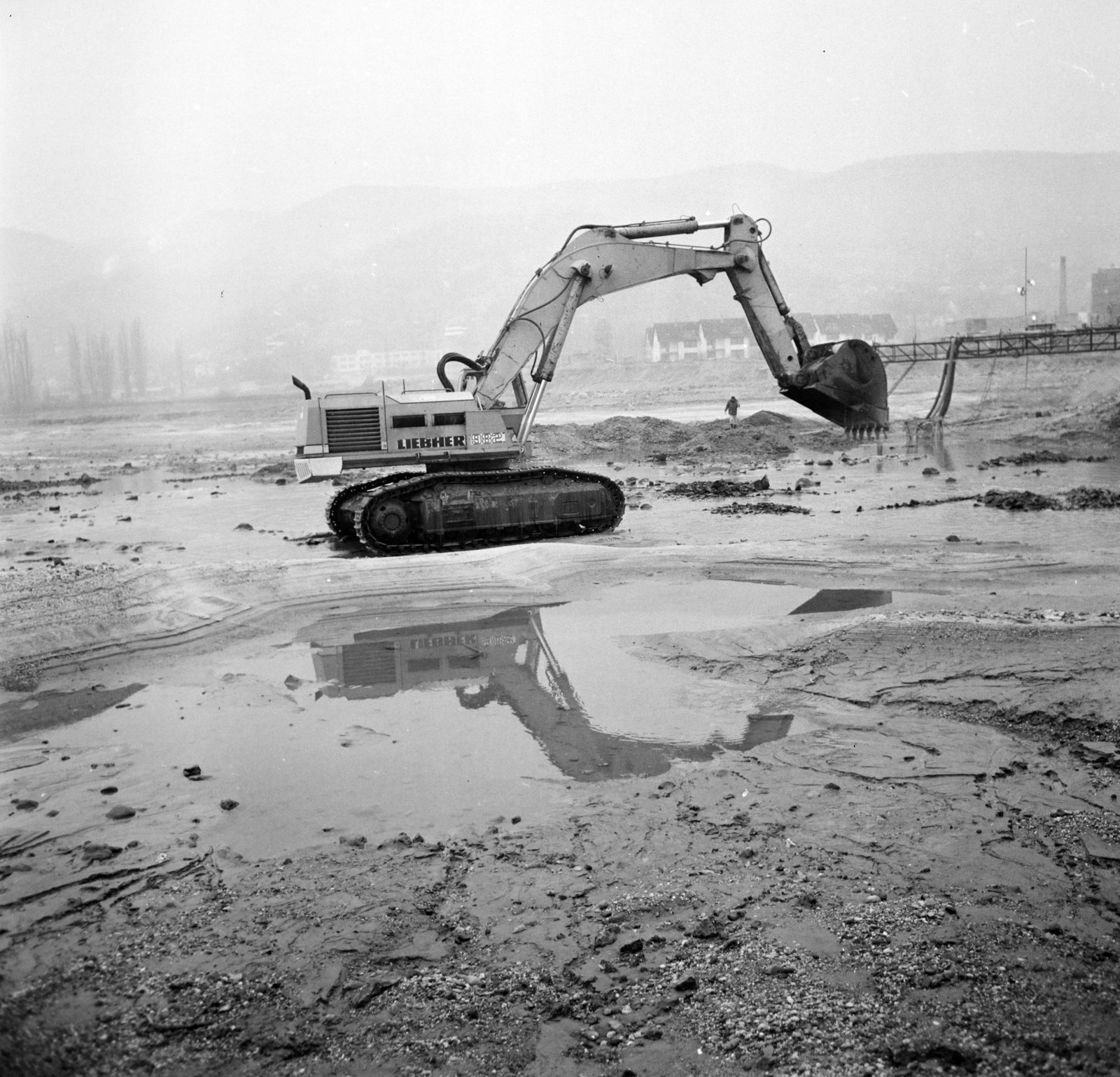 Hungary,Danube Bend, Nagymaros, ideiglenes Duna-meder létesítése a bős-nagymarosi vízlépcsőrendszer építésekor., 1988, Vimola Károly, excavator, Liebherr-brand, Fortepan #250322