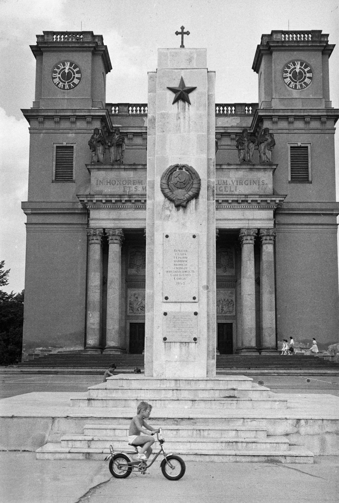 Hungary, Vác, Schuszter Konstantin (Konstantin) tér, Nagyboldogasszony-székesegyház. Előtérben a szovjet hősi emlékmű., 1988, Vimola Károly, Fortepan #250324