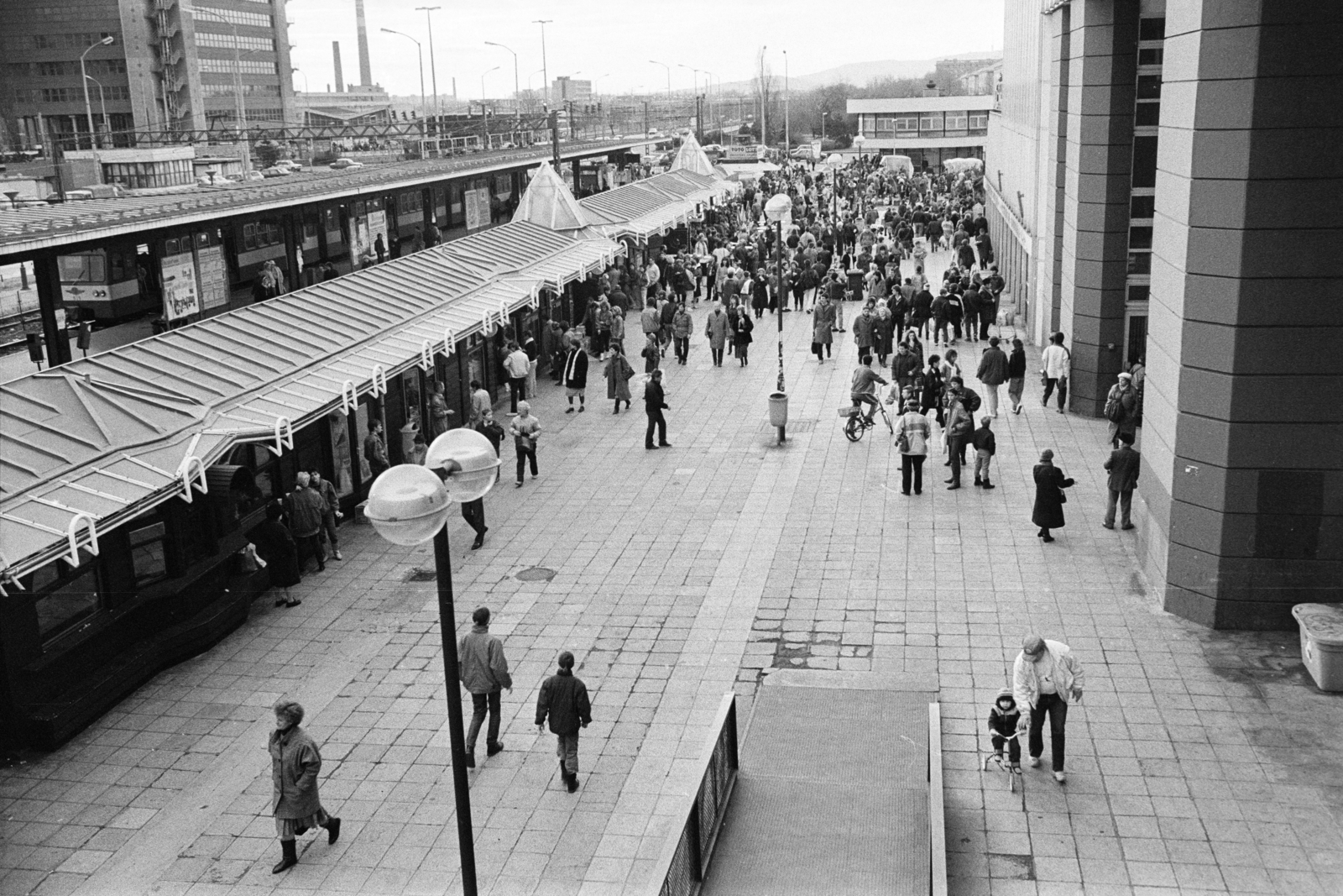 Hungary, Budapest XIV., Örs vezér tere, Sugár Üzletközpont., 1986, Vimola Károly, Budapest, Sugár department store, rf-concrete, mushroom, Fortepan #250339