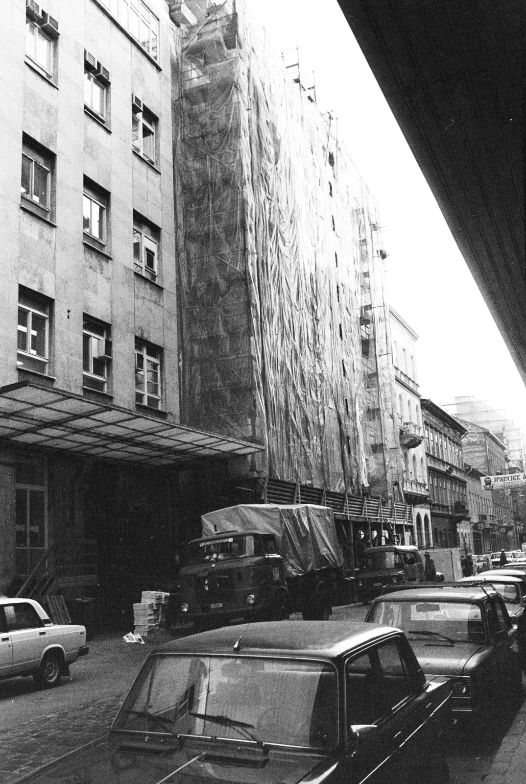 Hungary, Budapest VIII., Somogyi Béla utca, balra a Népszabadság nyomdájának a bejárata., 1987, Vimola Károly, Budapest, Fortepan #250360