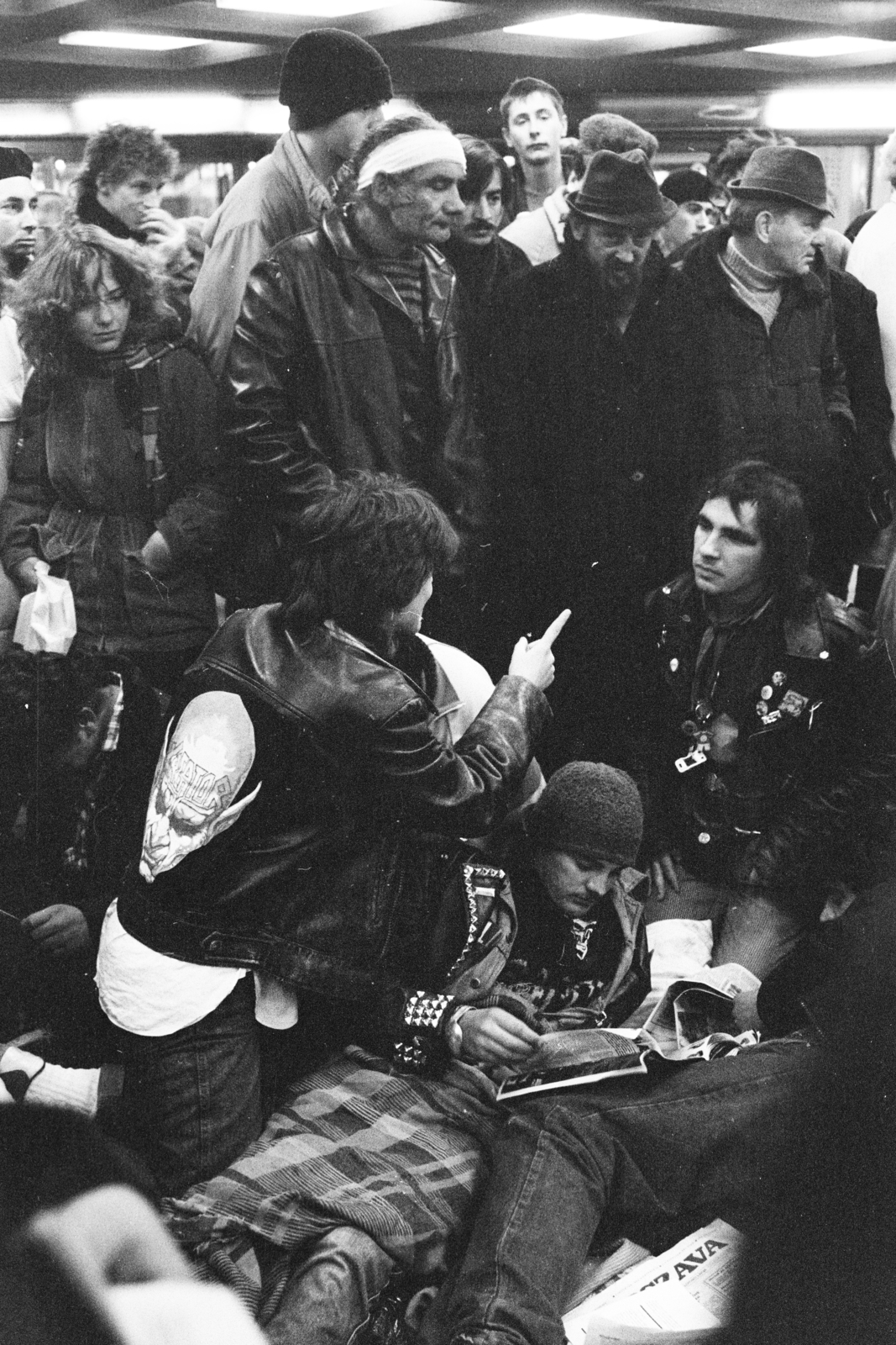 Hungary, Budapest VIII.,Budapest VII., Blaha Lujza téri aluljáró, hajléktalanok aláírásgyűjtése, hogy ezzel is siettessék a döntést, megkaphassák a munkásőrség kiürült épületeit., 1989, Vimola Károly, underpass, hippie, punk, Budapest, Fortepan #250363