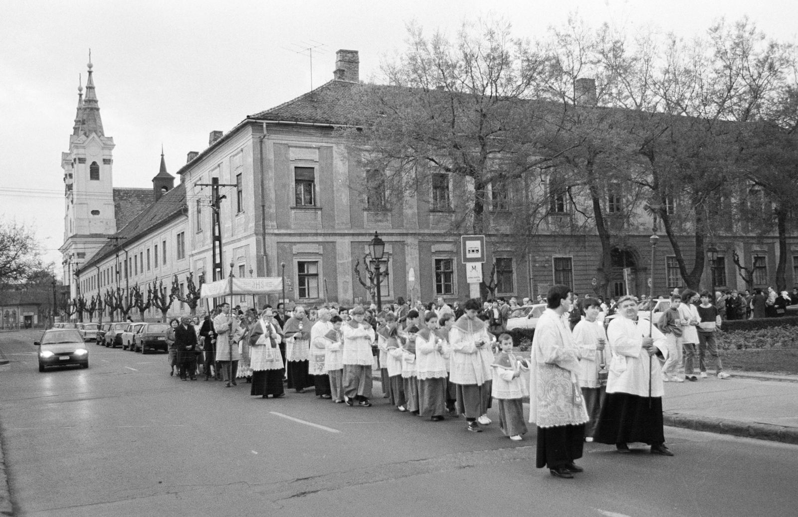 Hungary, Vác, Schuszter Konstantin (Konstantin) tér, balra a Köztársaság út háttérben a Szent Anna piarista-templom és a rendház. Húsvéti körmenet., 1990, Vimola Károly, procession, Piarist Order, Fortepan #250370
