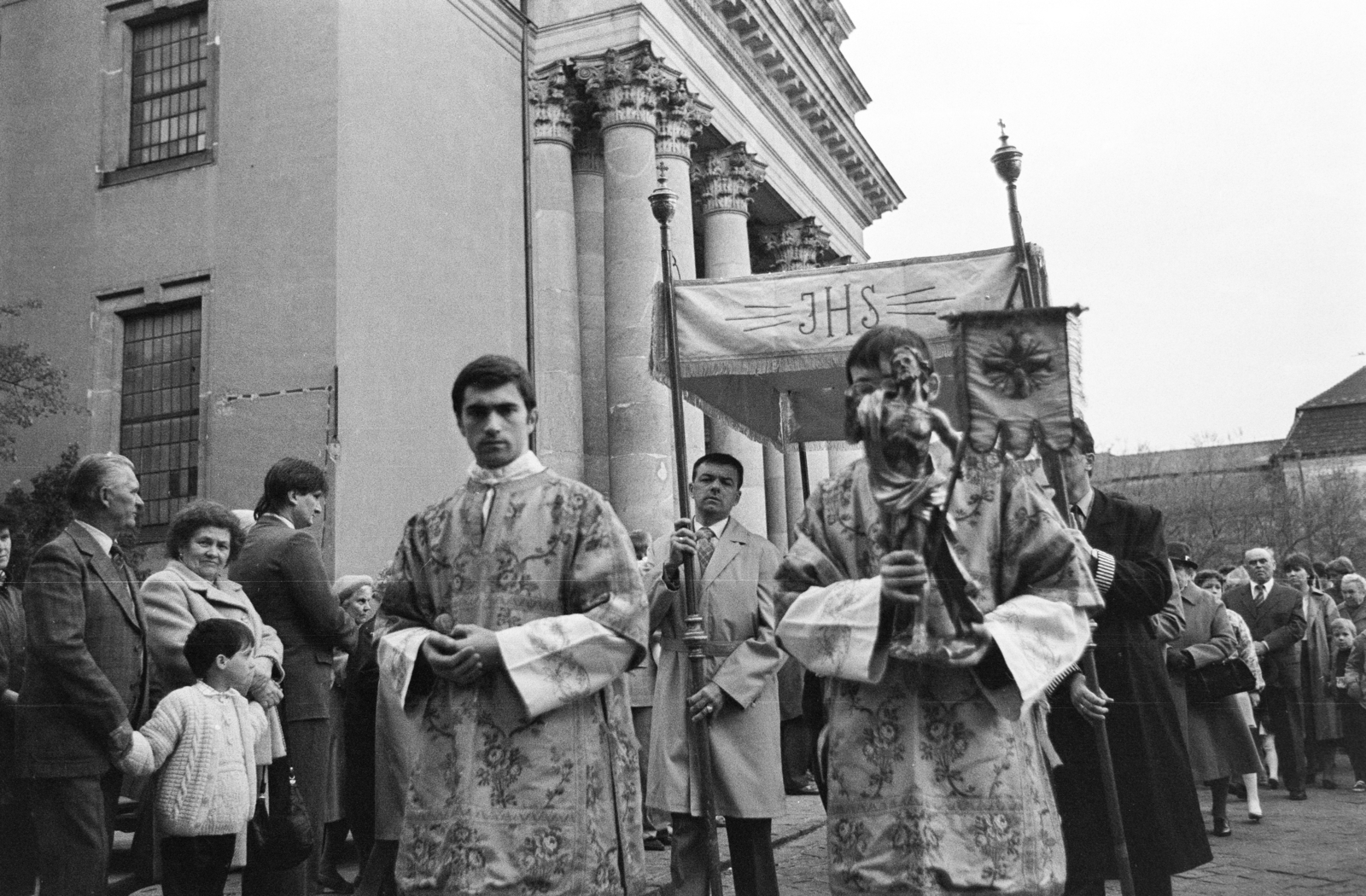 Hungary, Vác, Schuszter Konstantin (Konstantin) tér, Nagyboldogasszony-székesegyház. Húsvéti körmenet., 1990, Vimola Károly, procession, Cathedral, Fortepan #250371