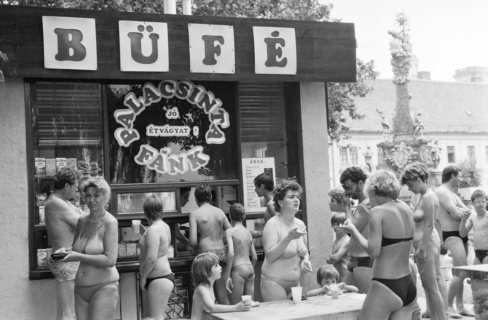 Magyarország, Vác, strand, háttérben a Szentháromság téren a Szentháromság-szobor., 1987, Vimola Károly, büfé, palacsinta, Fortepan #250373