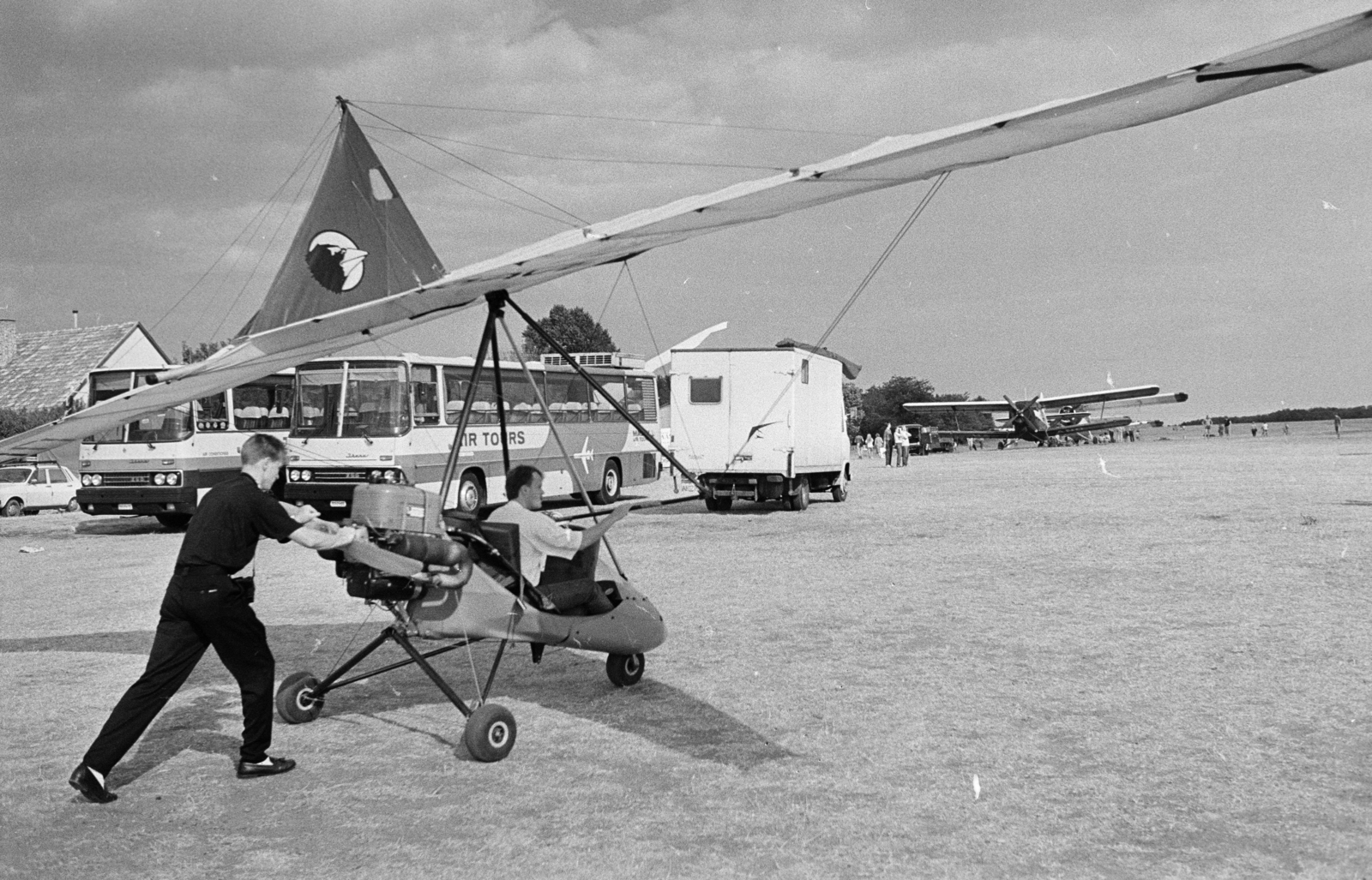 Hungary, Dunakeszi, repülőtér. A felvétel 3. motoros könnyűrepülőgép világbajnokság idején készült., 1990, Vimola Károly, bus, Ikarus-brand, hang-glider, Fortepan #250374