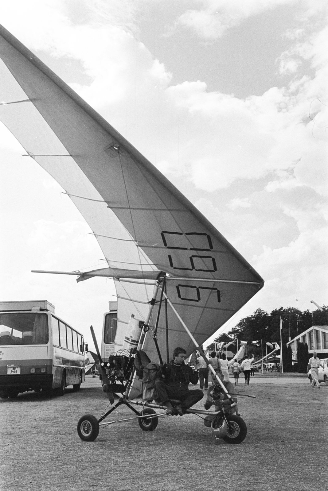 Hungary, Dunakeszi, repülőtér. A felvétel 3. motoros könnyűrepülőgép világbajnokság idején készült., 1990, Vimola Károly, bus, Ikarus-brand, hang-glider, Fortepan #250376