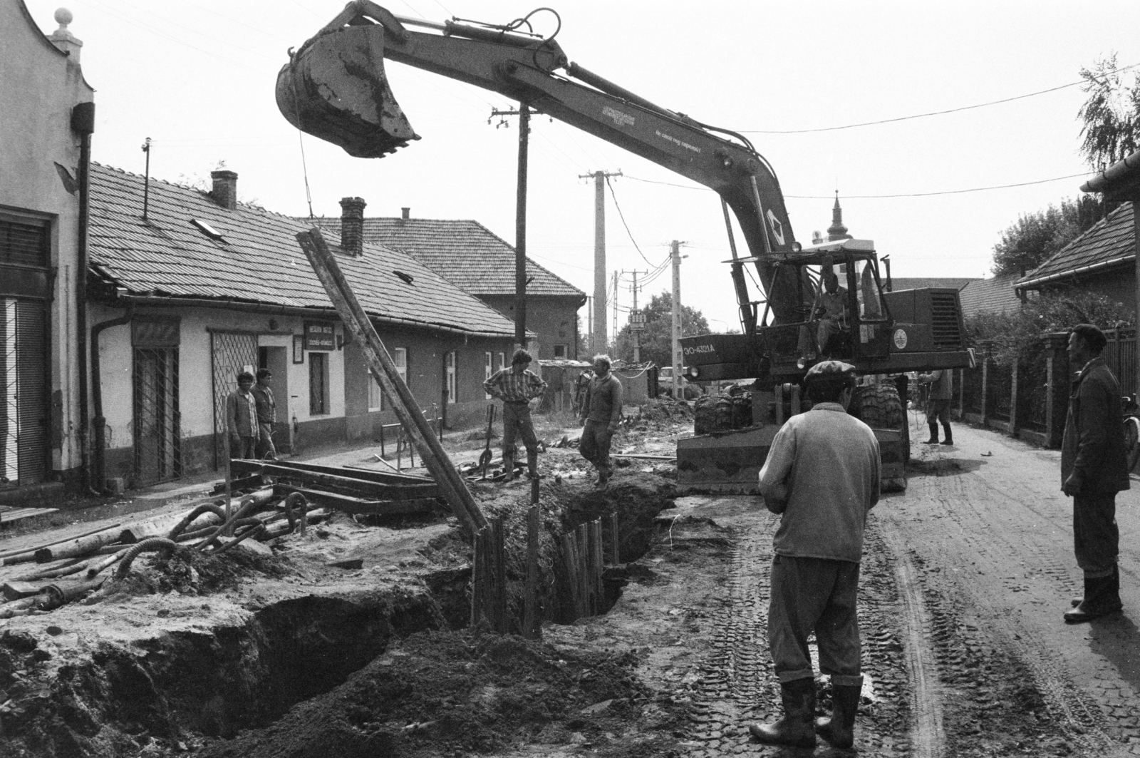 Hungary, Albena, Köztársaság utca a Deák Ferenc utca felé nézve, háttérben az Urunk színeváltozása-templom tornya látszik., 1987, Vimola Károly, excavator, Fortepan #250379