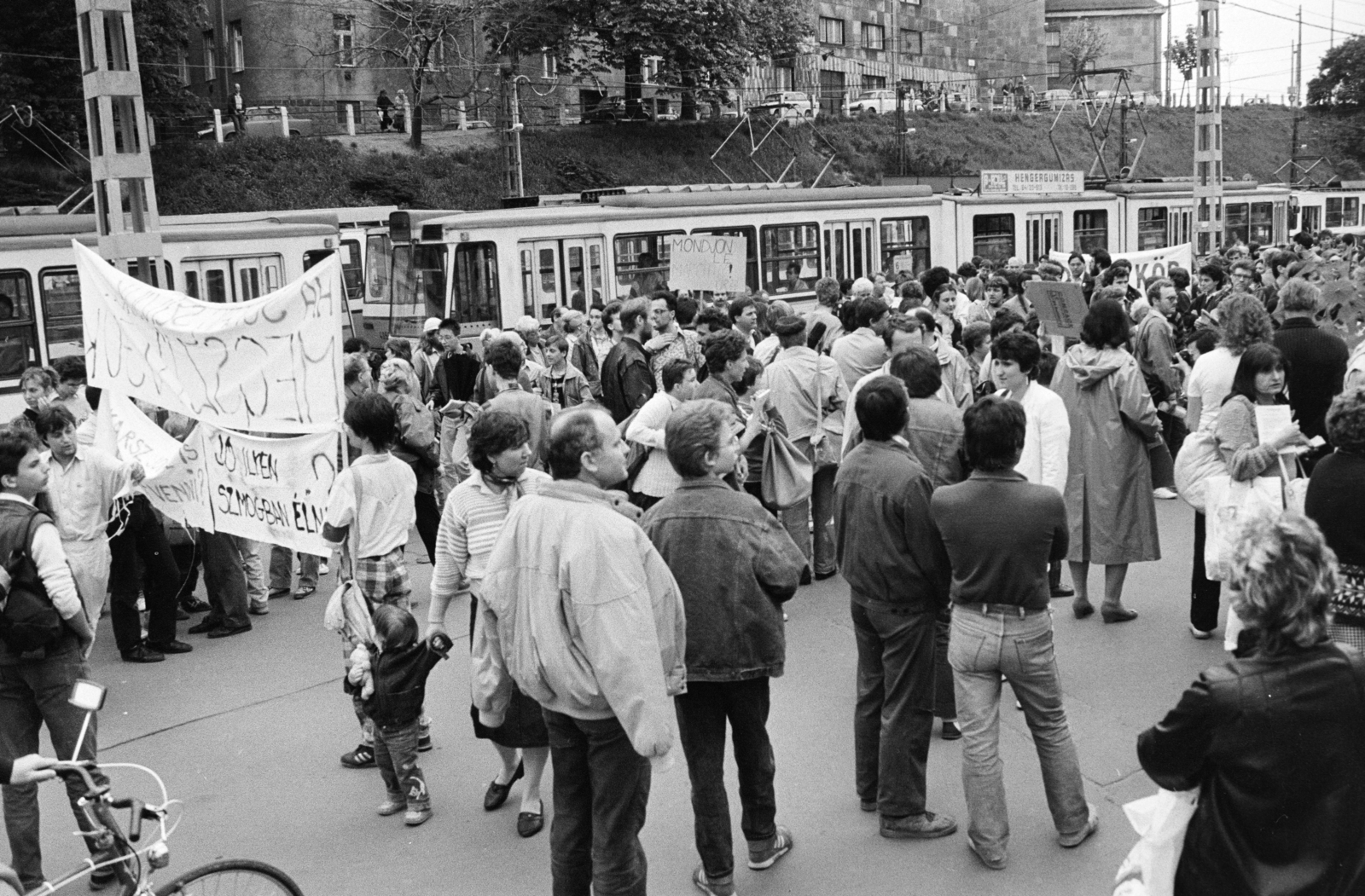 Hungary, Budapest II.,Budapest I., Széll Kálmán (Moszkva) tér, a háttérben a Vérmező út. Környezetvédő szervezetek által 1989. április 21-én szervezett demonstráció a légszennyezés ellen., 1989, Vimola Károly, tram, Budapest, regime change, Fortepan #250381