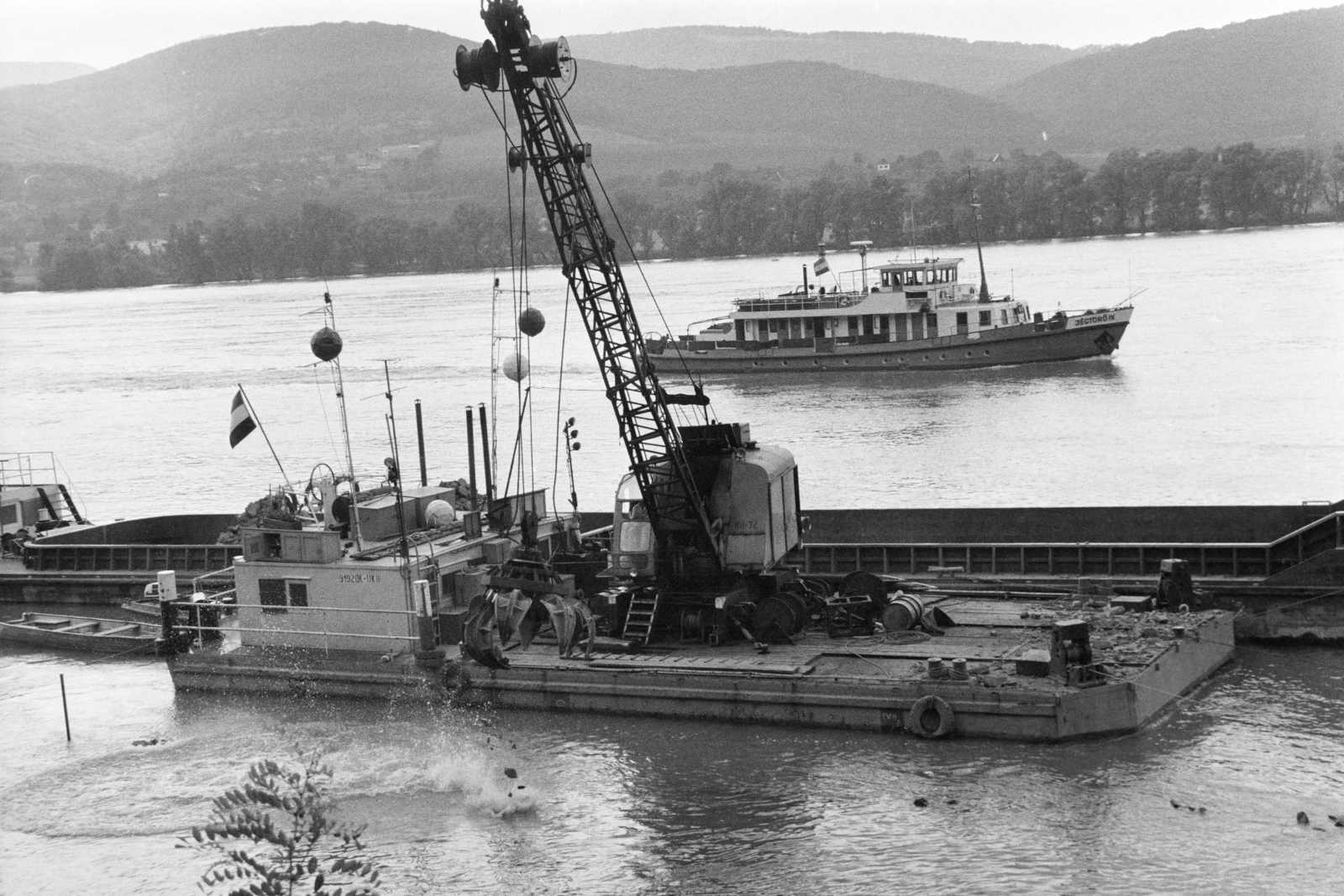 Hungary,Danube Bend, kőgát létesítése a Duna-part szélesítésekor, a 12-es főút mellett, közel Zebegényhez. A túlparton a dömösi Duna-part látható., 1988, Vimola Károly, excavator, barge, Fortepan #250385