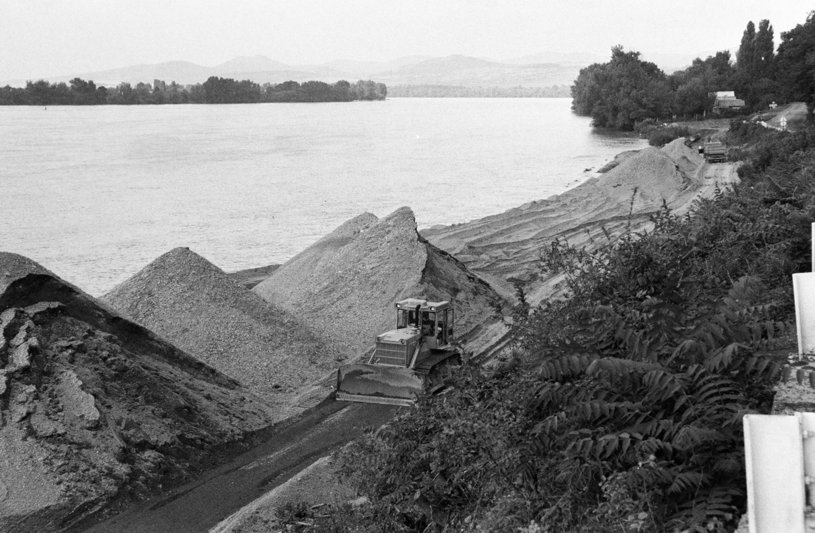 Hungary, Zebegény, Duna-part, a kép jobb szélén az Ország út (12-es főút)., 1988, Vimola Károly, Fortepan #250387