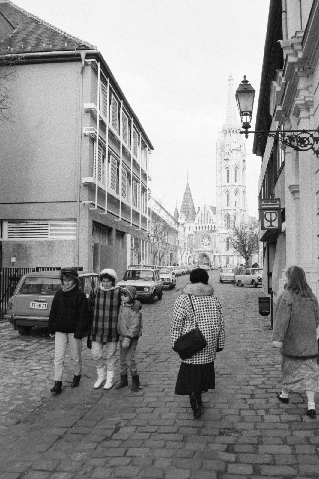 Magyarország, budai Vár, Budapest I., Szentháromság utca, háttérben a Mátyás-templom., 1986, Vimola Károly, Budapest, láda, rendszám, Fortepan #250399