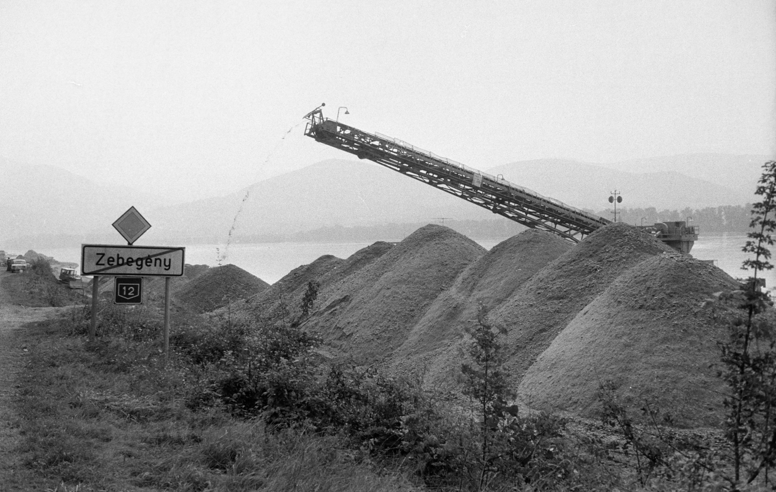 Hungary, Zebegény, Duna-part, a kép bal szélén az Ország út (12-es főút)., 1986, Vimola Károly, conveyor belt, place-name signs, Fortepan #250401