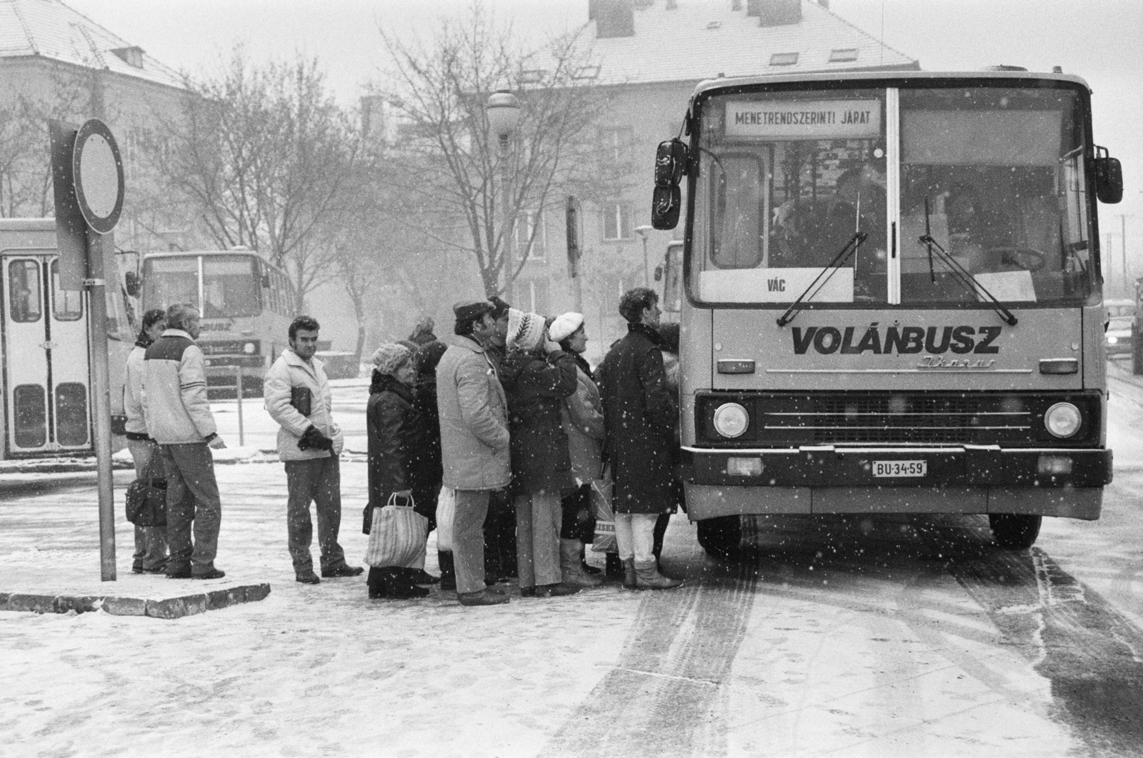 Hungary, Vác, Szent István tér 4., VOLÁNBUSZ autóbusz-állomás., 1986, Vimola Károly, Ikarus-brand, number plate, bus, Best of, Fortepan #250404