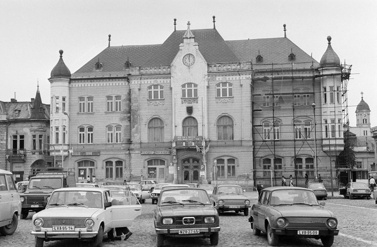 Slovakia, Levice, Kossuth Lajos tér (Námestie hrdinov), szemben a Városháza, mellette balra a Bástya utca (ulica Na Bašte) torkolata. Jobbra a háttérben a Szent Mihály-templom egyik tornya látszik., 1989, Vimola Károly, Fortepan #250412