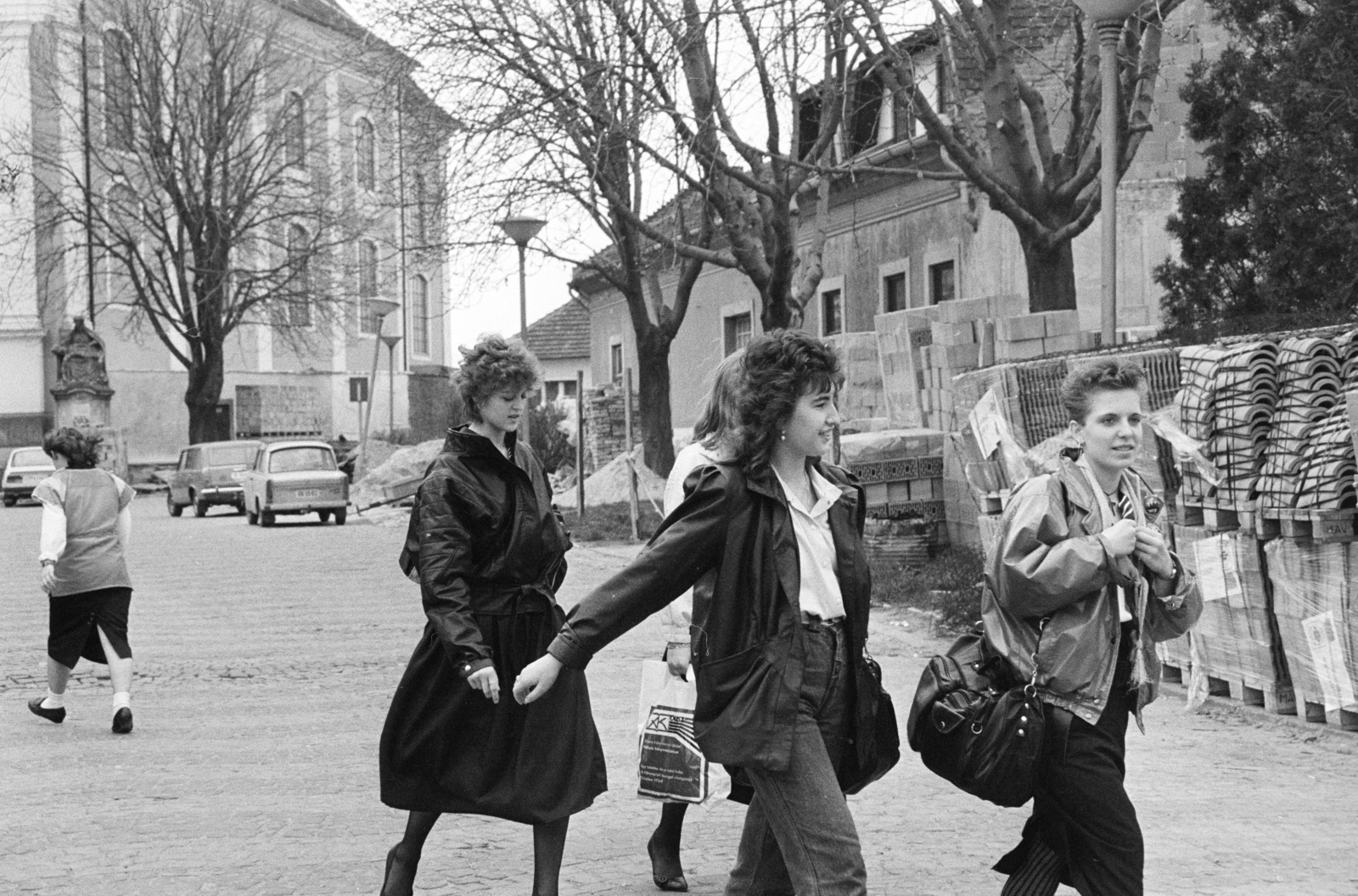 Hungary, Vác, Géza király tér, balra a háttérben a Ferences templom és rendház, előtte a Pietà szobor., 1986, Vimola Károly, Fortepan #250417