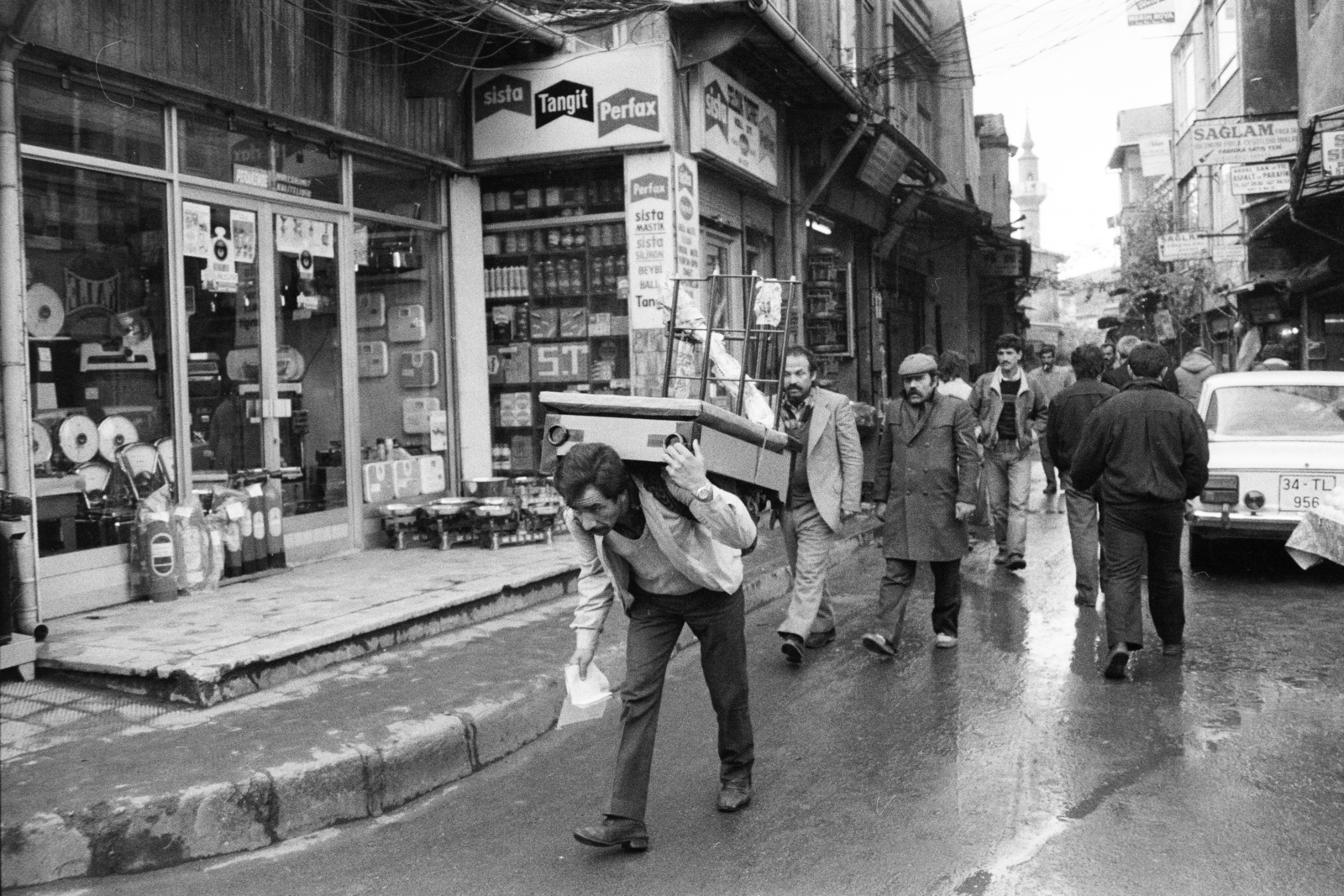 Törökország, Isztambul, Kıble Çeşme Caddesi, háttérben a Kantarcilar mecset (Kantarcılar Cami)., 1988, Vimola Károly, Fortepan #250419