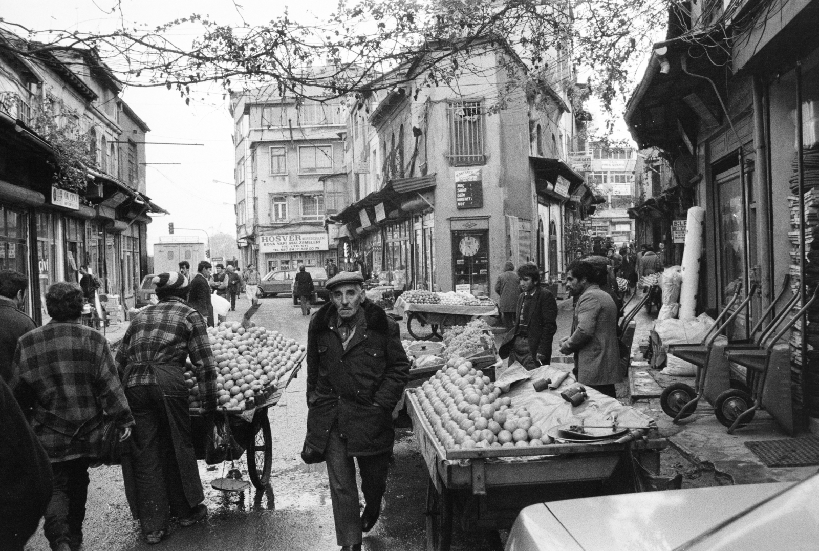 Törökország, Isztambul, Kıble Çeşme Caddesi, jobbra a Kantarcılar Caddesi., 1988, Vimola Károly, Fortepan #250421