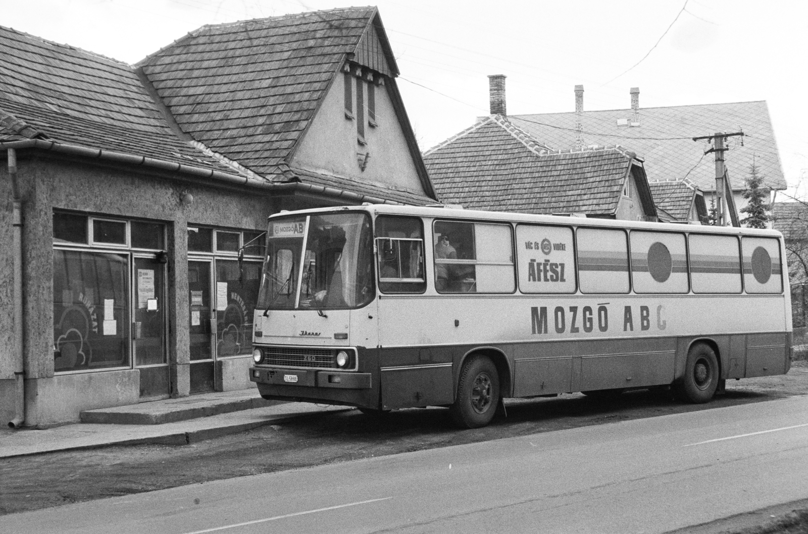 Hungary, Vácrátót, Alkotmány út 9., ABC Áruház., 1988, Vimola Károly, Ikarus-brand, mobile grocery shop, Fortepan #250433