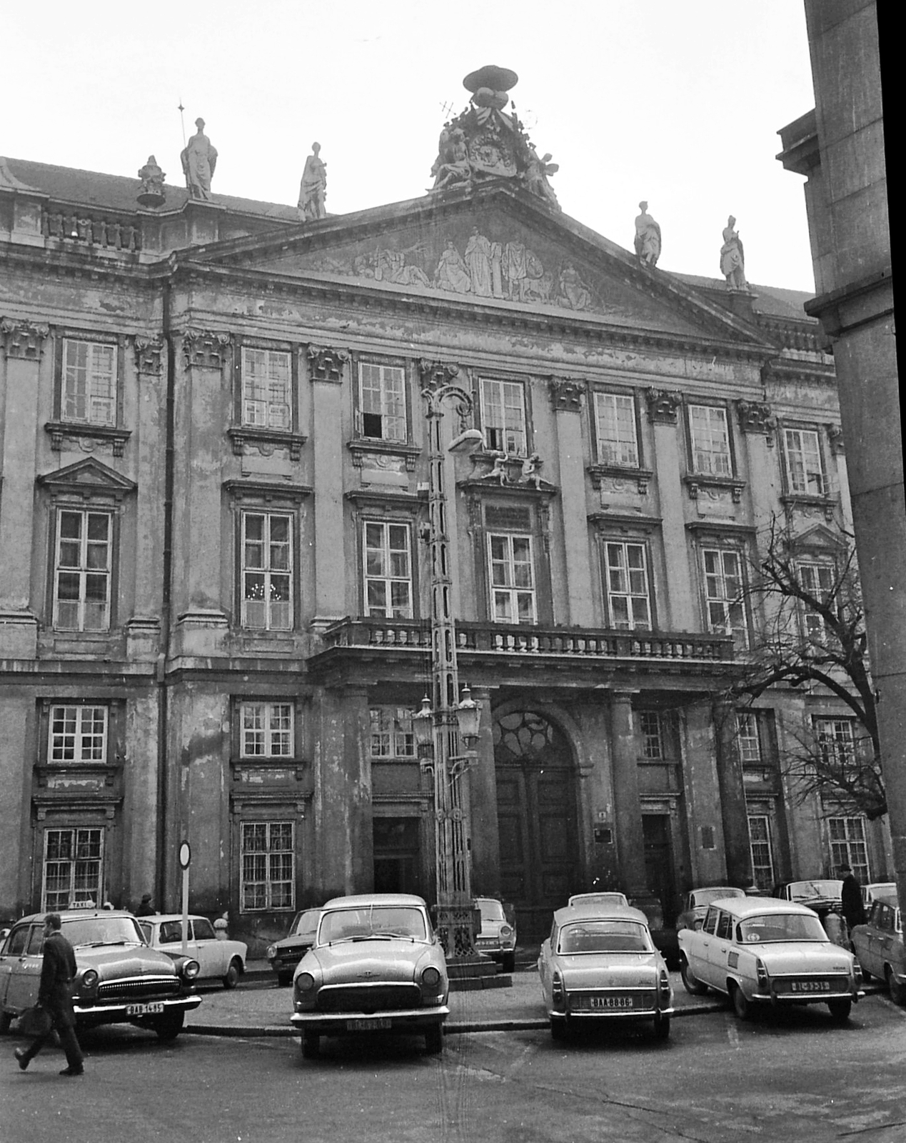 Slovakia, Bratislava, prímási palota., 1973, Tóth Károly dr, Czechoslovakia, GAZ-brand, Skoda-brand, palace, public building, Classicism, pediment, Melchior Hefele-design, Fortepan #25044