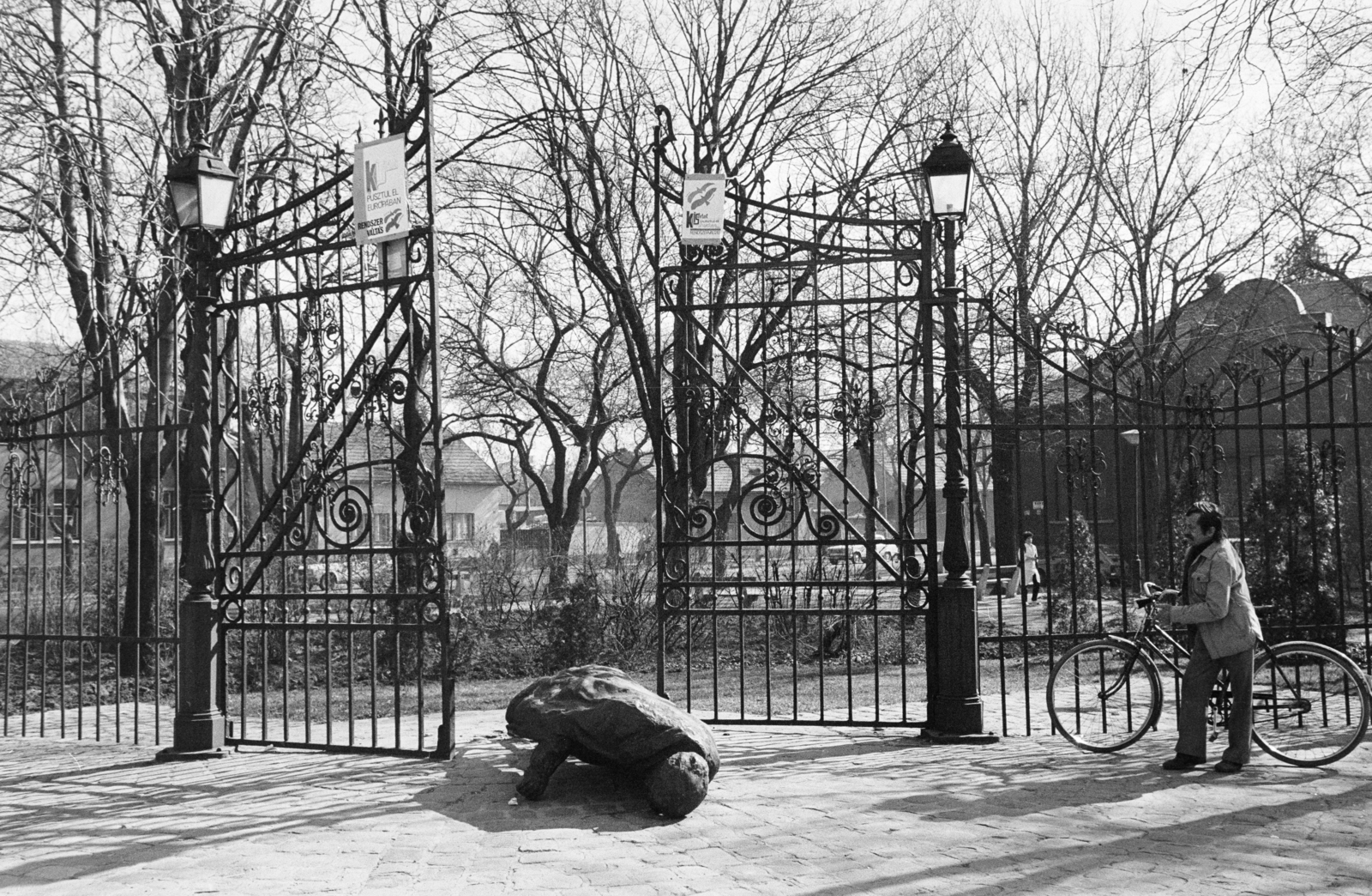 Magyarország, Vác, Posta park, a ledöntött Lenin szobor Varga Imre szobrászművész alkotása (1983)., 1990, Vimola Károly, kerékpár, kovácsoltvas kerítés, rendszerváltás, sérült műtárgy, Fortepan #250446