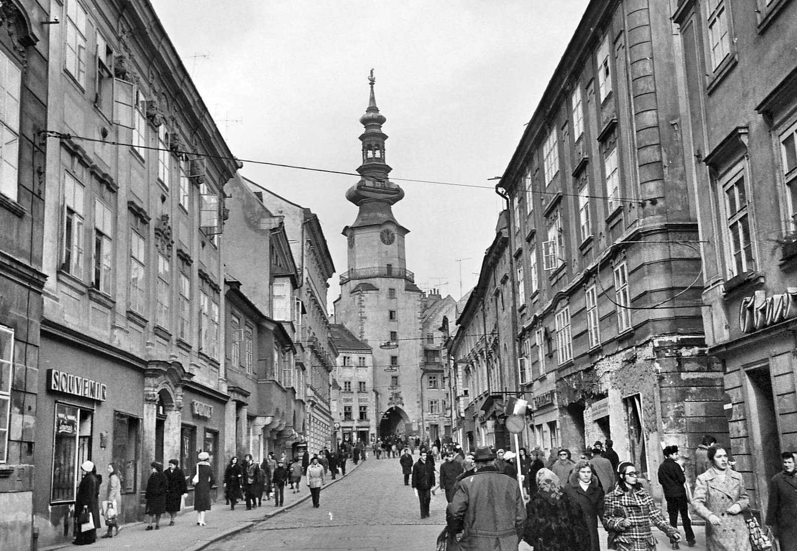 Szlovákia, Pozsony, Mihály utca (Michalská ulica) szemben a Mihály-kapu., 1973, Tóth Károly dr, Csehszlovákia, járókelő, barokk-stílus, cipőbolt, szuvenír, kaputorony, városkapu, Fortepan #25045